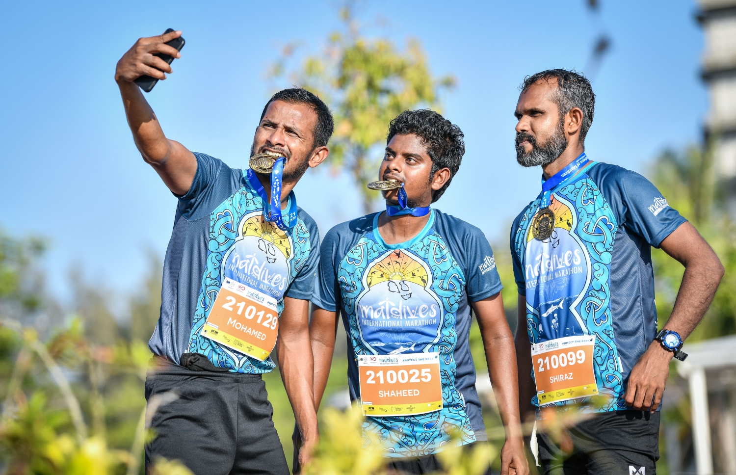 ރޭސް ނިންމުމަށް ފަހު ބައިވެރިންތަކެއް ސެލްފީއެއް ނަގަނީ. –ފޮޓޯ: ނިޝާން އަލީ/ މިހާރު