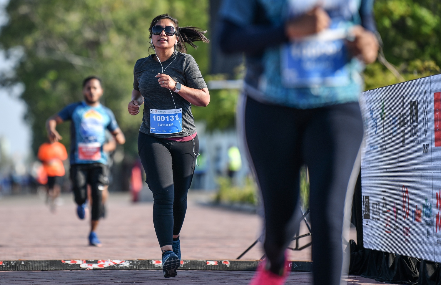 ހުޅުމާލެ (މާޗް 8) – މޯލްޑިވްސް އިންޓަނޭޝަނަލް މެރެތަންގެ ފުލް މެރެތަން، ހާފް މެރެތަން އަދި 10 ކިލޯމީޓަރުގެ ރޭސްތައް: މި އިވެންޓުގެ ފުލް މެރެތަންގައި އިންޑިއާގެ މަޝްހޫރު ފިލްމީ ތަރި އަދި ފިޓްނަސް އެމްބެސެޑަރު މިލިންދު ސޯމަން ވަނީ ދުވެފައި. –ފޮޓޯ: ނިޝާން އަލީ/ މިހާރު