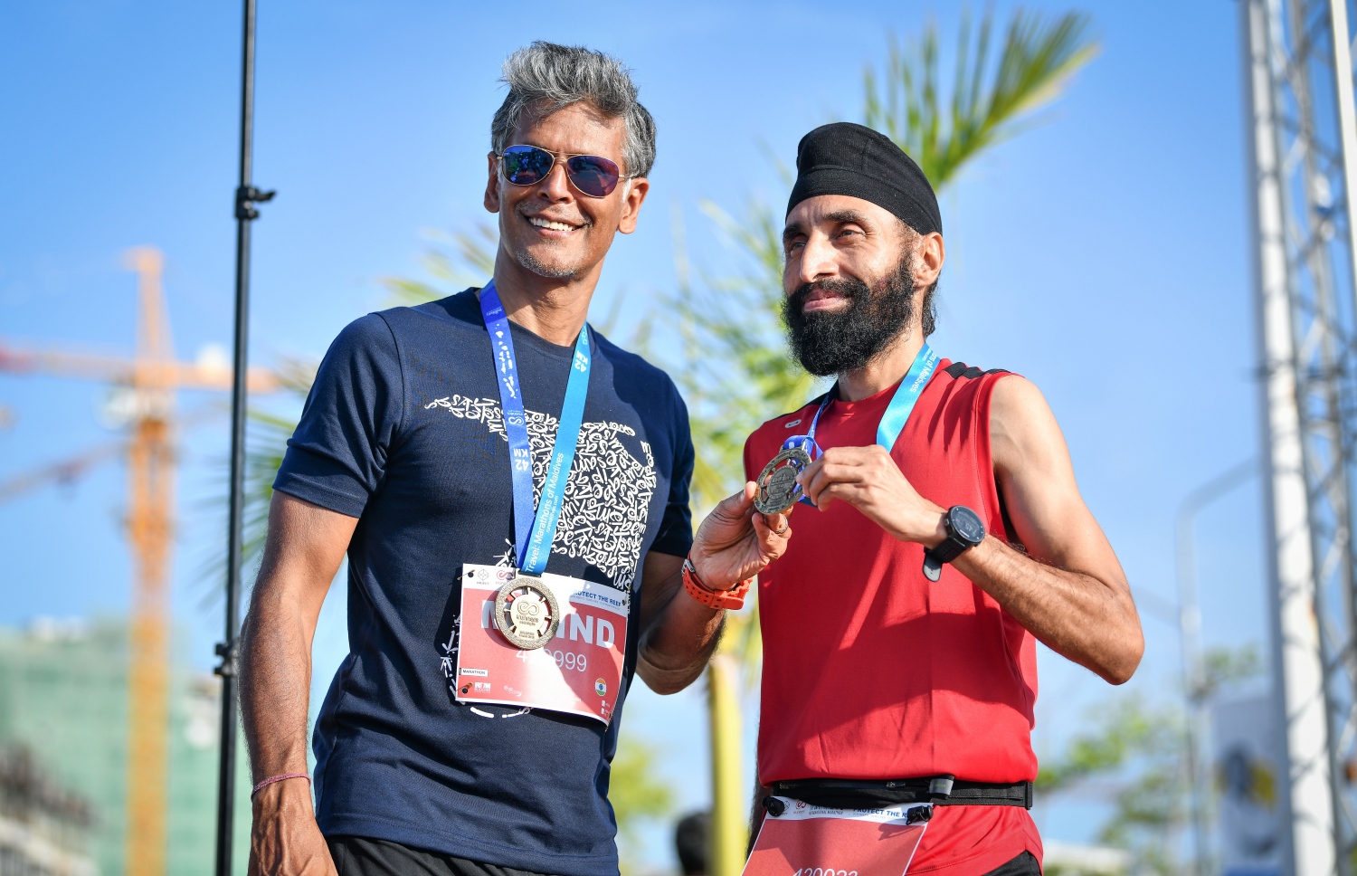 މިލިންދު ސޯމަން (ވ) އާއި އިންޑިއާގެ އެހެން ދުވުންތެރިޔަކު ރޭހަށް ފަހު މެޑަލް ދައްކާލަނީ. –ފޮޓޯ: ނިޝާން އަލީ/ މިހާރު