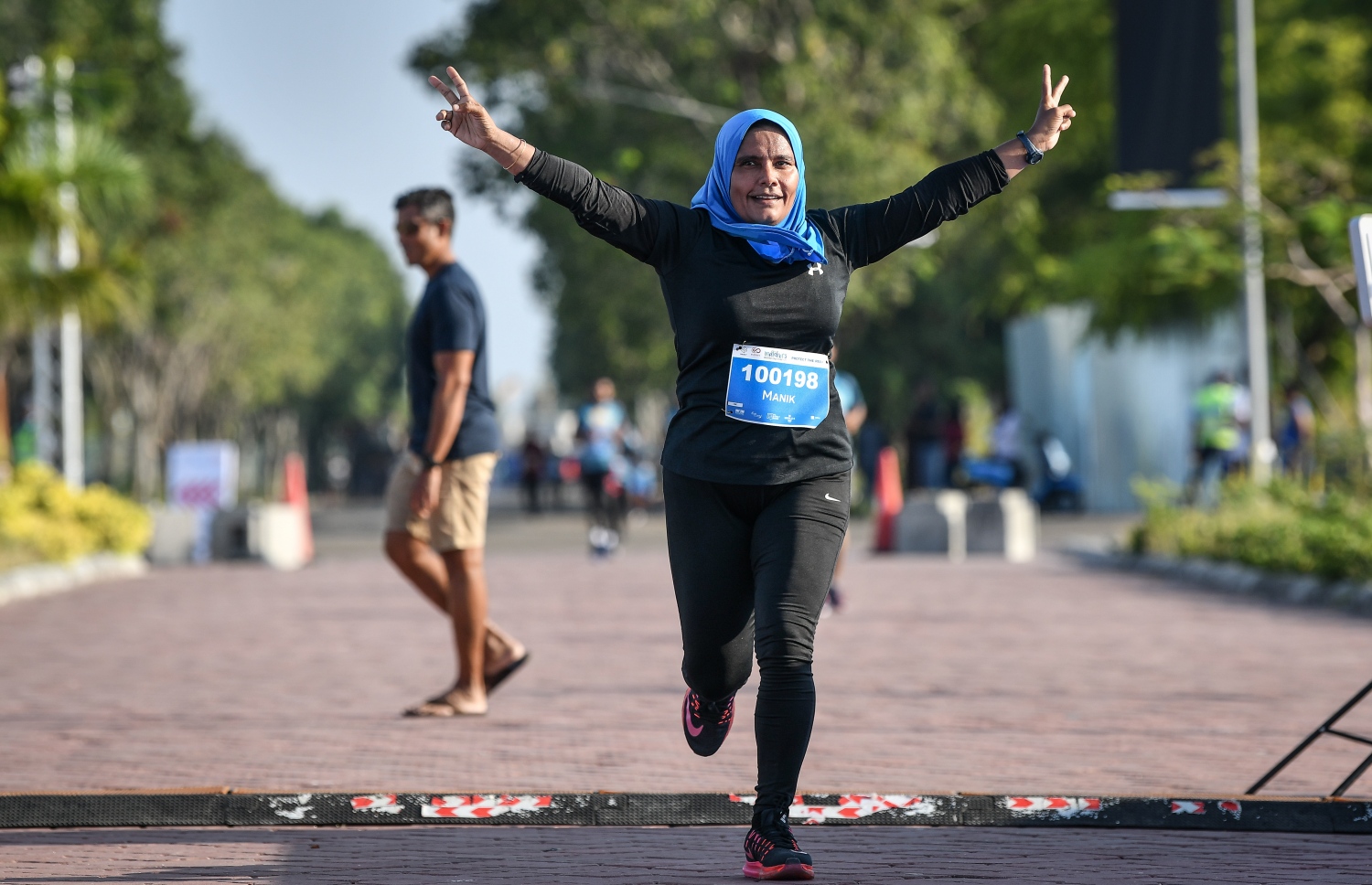 ހުޅުމާލެ (މާޗް 8) – މޯލްޑިވްސް އިންޓަނޭޝަނަލް މެރެތަންގެ ފުލް މެރެތަން، ހާފް މެރެތަން އަދި 10 ކިލޯމީޓަރުގެ ރޭސްތައް: މި އިވެންޓުގެ ފުލް މެރެތަންގައި އިންޑިއާގެ މަޝްހޫރު ފިލްމީ ތަރި އަދި ފިޓްނަސް އެމްބެސެޑަރު މިލިންދު ސޯމަން ވަނީ ދުވެފައި. –ފޮޓޯ: ނިޝާން އަލީ/ މިހާރު