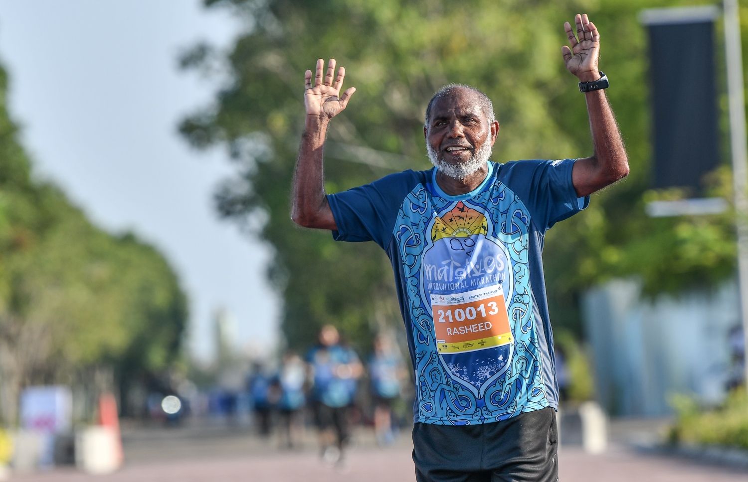 ހުޅުމާލެ (މާޗް 8) – މޯލްޑިވްސް އިންޓަނޭޝަނަލް މެރެތަންގެ ފުލް މެރެތަން، ހާފް މެރެތަން އަދި 10 ކިލޯމީޓަރުގެ ރޭސްތައް: މި އިވެންޓުގެ ފުލް މެރެތަންގައި އިންޑިއާގެ މަޝްހޫރު ފިލްމީ ތަރި އަދި ފިޓްނަސް އެމްބެސެޑަރު މިލިންދު ސޯމަން ވަނީ ދުވެފައި. –ފޮޓޯ: ނިޝާން އަލީ/ މިހާރު