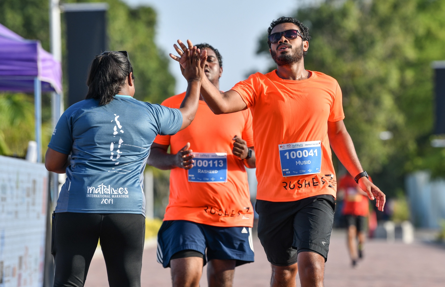 ހުޅުމާލެ (މާޗް 8) – މޯލްޑިވްސް އިންޓަނޭޝަނަލް މެރެތަންގެ ފުލް މެރެތަން، ހާފް މެރެތަން އަދި 10 ކިލޯމީޓަރުގެ ރޭސްތައް: މި އިވެންޓުގެ ފުލް މެރެތަންގައި އިންޑިއާގެ މަޝްހޫރު ފިލްމީ ތަރި އަދި ފިޓްނަސް އެމްބެސެޑަރު މިލިންދު ސޯމަން ވަނީ ދުވެފައި. –ފޮޓޯ: ނިޝާން އަލީ/ މިހާރު