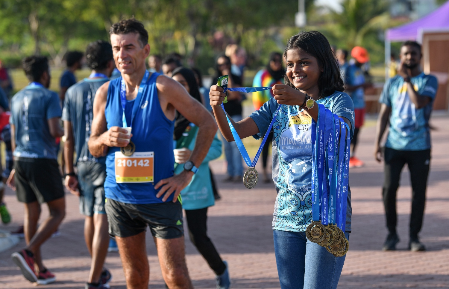 ހުޅުމާލެ (މާޗް 8) – މޯލްޑިވްސް އިންޓަނޭޝަނަލް މެރެތަންގެ ފުލް މެރެތަން، ހާފް މެރެތަން އަދި 10 ކިލޯމީޓަރުގެ ރޭސްތައް: މި އިވެންޓުގެ ފުލް މެރެތަންގައި އިންޑިއާގެ މަޝްހޫރު ފިލްމީ ތަރި އަދި ފިޓްނަސް އެމްބެސެޑަރު މިލިންދު ސޯމަން ވަނީ ދުވެފައި. –ފޮޓޯ: ނިޝާން އަލީ/ މިހާރު