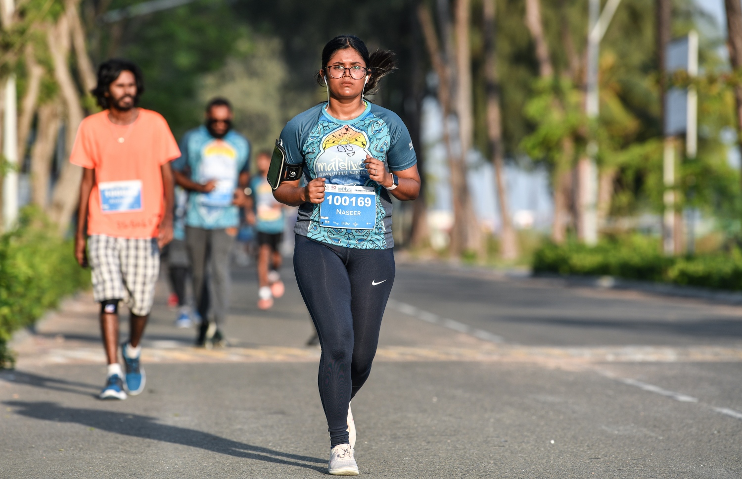 ހުޅުމާލެ (މާޗް 8) – މޯލްޑިވްސް އިންޓަނޭޝަނަލް މެރެތަންގެ ފުލް މެރެތަން، ހާފް މެރެތަން އަދި 10 ކިލޯމީޓަރުގެ ރޭސްތައް: މި އިވެންޓުގެ ފުލް މެރެތަންގައި އިންޑިއާގެ މަޝްހޫރު ފިލްމީ ތަރި އަދި ފިޓްނަސް އެމްބެސެޑަރު މިލިންދު ސޯމަން ވަނީ ދުވެފައި. –ފޮޓޯ: ނިޝާން އަލީ/ މިހާރު