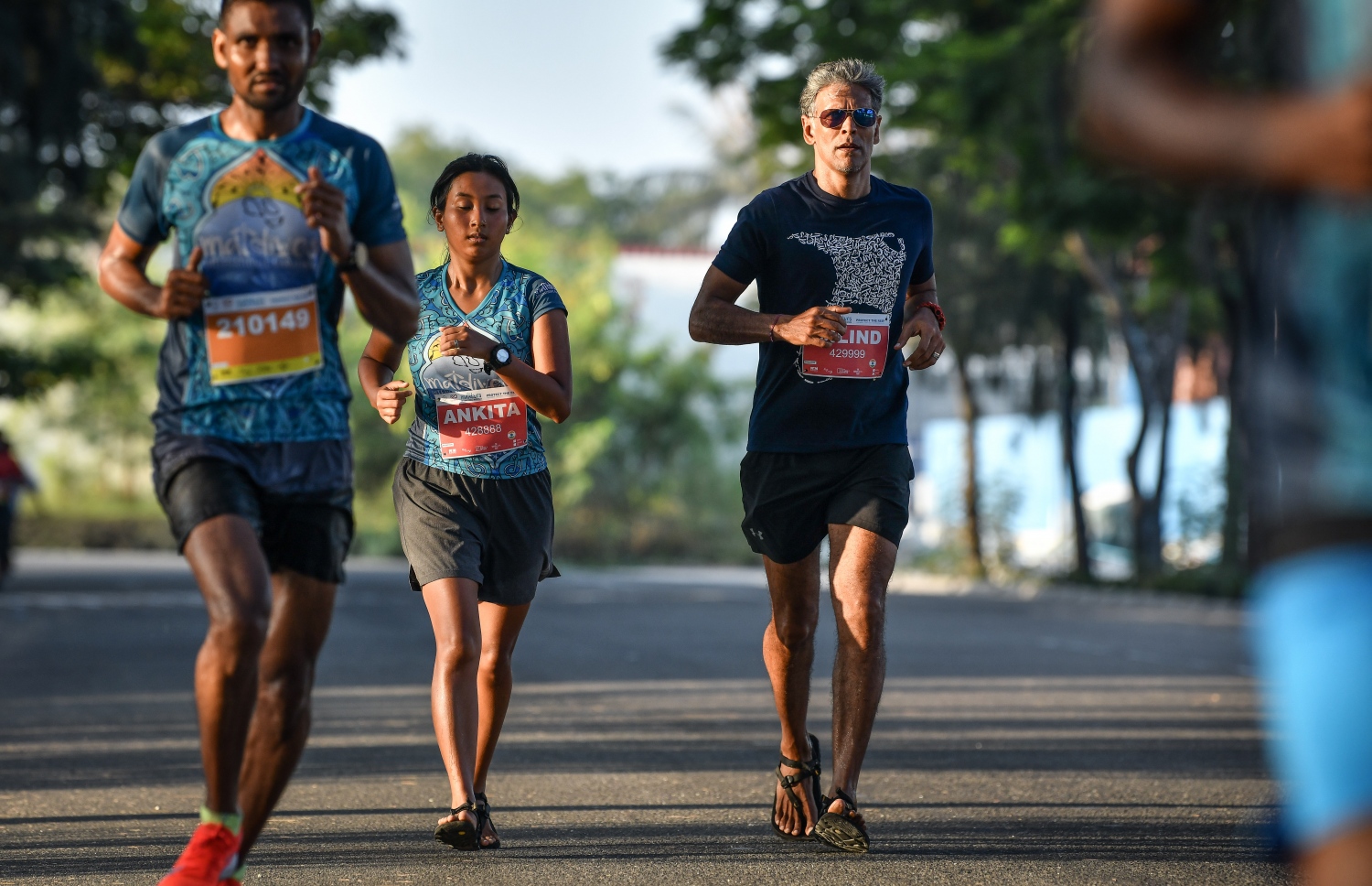 ހުޅުމާލެ (މާޗް 8) – މޯލްޑިވްސް އިންޓަނޭޝަނަލް މެރެތަންގައި އިންޑިއާގެ މަޝްހޫރު ފިލްމީ ތަރި އަދި ފިޓްނަސް އެމްބެސެޑަރު މިލިންދު ސޯމަން ދުވަނީ. –ފޮޓޯ: ނިޝާން އަލީ/ މިހާރު