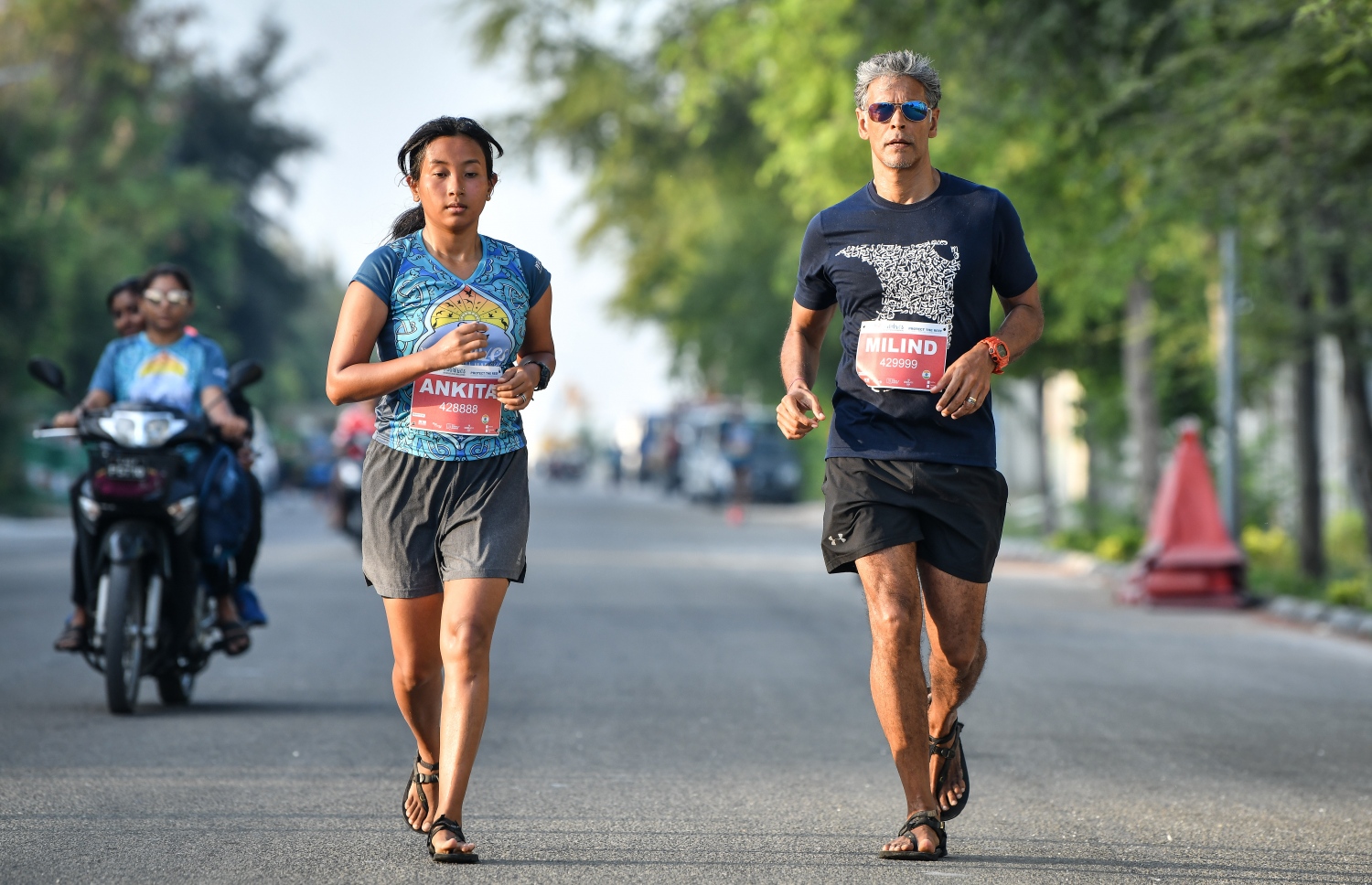 ހުޅުމާލެ (މާޗް 8) – މޯލްޑިވްސް އިންޓަނޭޝަނަލް މެރެތަންގައި އިންޑިއާގެ މަޝްހޫރު ފިލްމީ ތަރި އަދި ފިޓްނަސް އެމްބެސެޑަރު މިލިންދު ސޯމަން ދުވަނީ. –ފޮޓޯ: ނިޝާން އަލީ/ މިހާރު