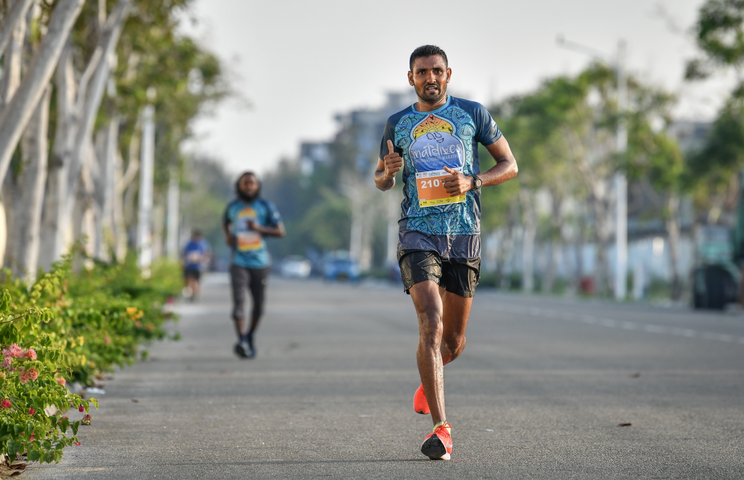 ހުޅުމާލެ (މާޗް 8) – މޯލްޑިވްސް އިންޓަނޭޝަނަލް މެރެތަންގެ ފުލް މެރެތަން، ހާފް މެރެތަން އަދި 10 ކިލޯމީޓަރުގެ ރޭސްތައް: މި އިވެންޓުގެ ފުލް މެރެތަންގައި އިންޑިއާގެ މަޝްހޫރު ފިލްމީ ތަރި އަދި ފިޓްނަސް އެމްބެސެޑަރު މިލިންދު ސޯމަން ވަނީ ދުވެފައި. –ފޮޓޯ: ނިޝާން އަލީ/ މިހާރު