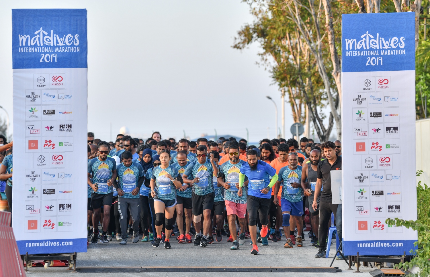 ހުޅުމާލެ (މާޗް 8) – މޯލްޑިވްސް އިންޓަނޭޝަނަލް މެރެތަންގެ ފުލް މެރެތަން، ހާފް މެރެތަން އަދި 10 ކިލޯމީޓަރުގެ ރޭސްތައް: މި އިވެންޓުގެ ފުލް މެރެތަންގައި އިންޑިއާގެ މަޝްހޫރު ފިލްމީ ތަރި އަދި ފިޓްނަސް އެމްބެސެޑަރު މިލިންދު ސޯމަން ވަނީ ދުވެފައި. –ފޮޓޯ: ނިޝާން އަލީ/ މިހާރު