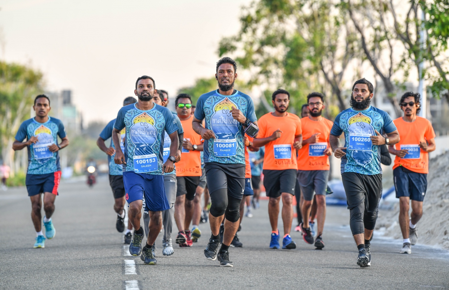 ހުޅުމާލެ (މާޗް 8) – މޯލްޑިވްސް އިންޓަނޭޝަނަލް މެރެތަންގެ ފުލް މެރެތަން، ހާފް މެރެތަން އަދި 10 ކިލޯމީޓަރުގެ ރޭސްތައް: މި އިވެންޓުގެ ފުލް މެރެތަންގައި އިންޑިއާގެ މަޝްހޫރު ފިލްމީ ތަރި އަދި ފިޓްނަސް އެމްބެސެޑަރު މިލިންދު ސޯމަން ވަނީ ދުވެފައި. –ފޮޓޯ: ނިޝާން އަލީ/ މިހާރު