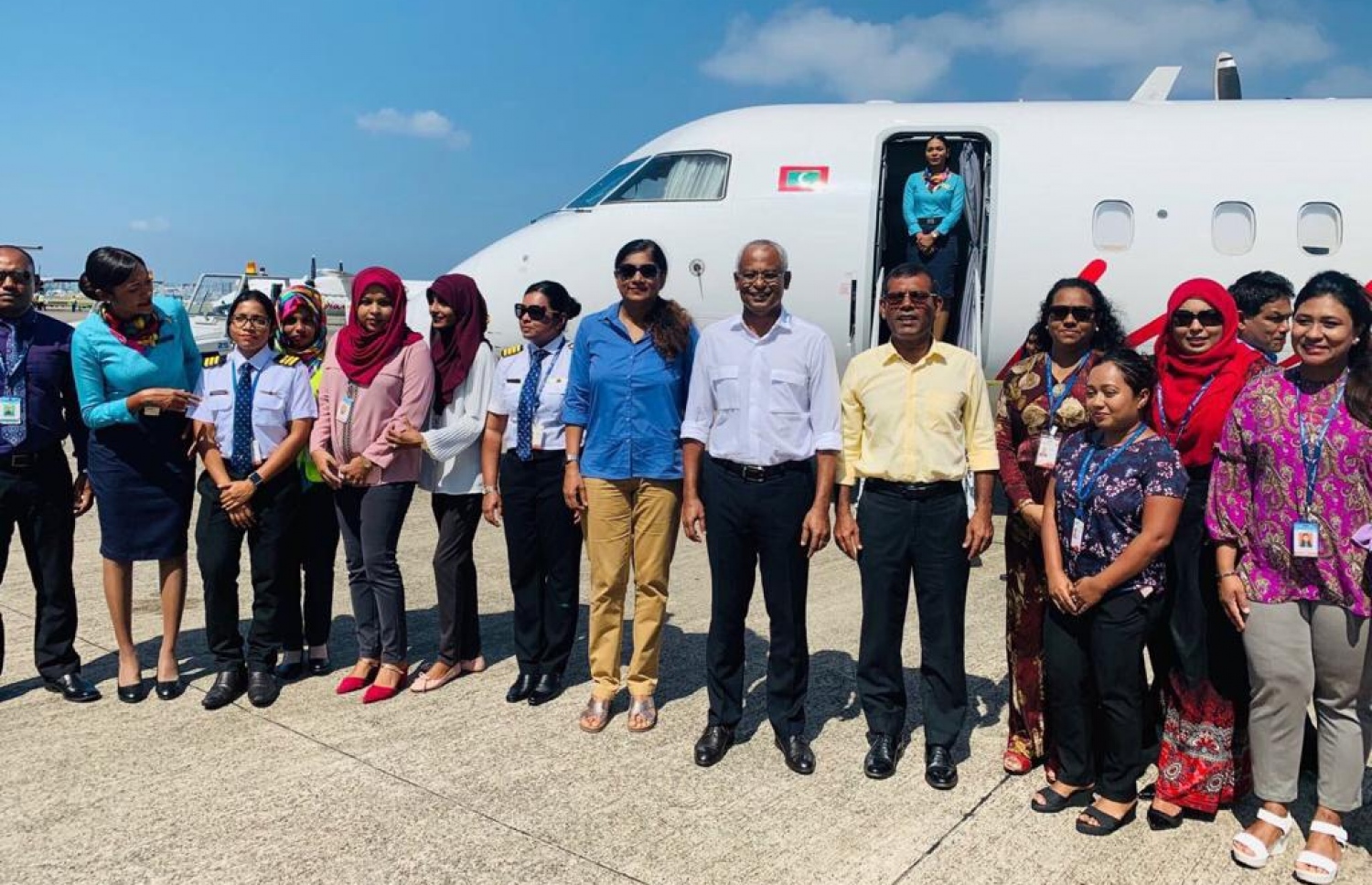 ރައީސް އިބްރާހިމް މުހައްމަދު ސޯލިހާއި ކުރީގެ ރައީސް ނަޝީދު އައްޑު އަށް މިއަދު ފުރާވަޑައިގަތުމުގެ ކުރިން އަންހެން ކްރޫންނާއި މޯލްޑިވިއަން އެއާލައިންގެ ބައެއް އިސް މުވައްޒަފުންނާ އެކު.