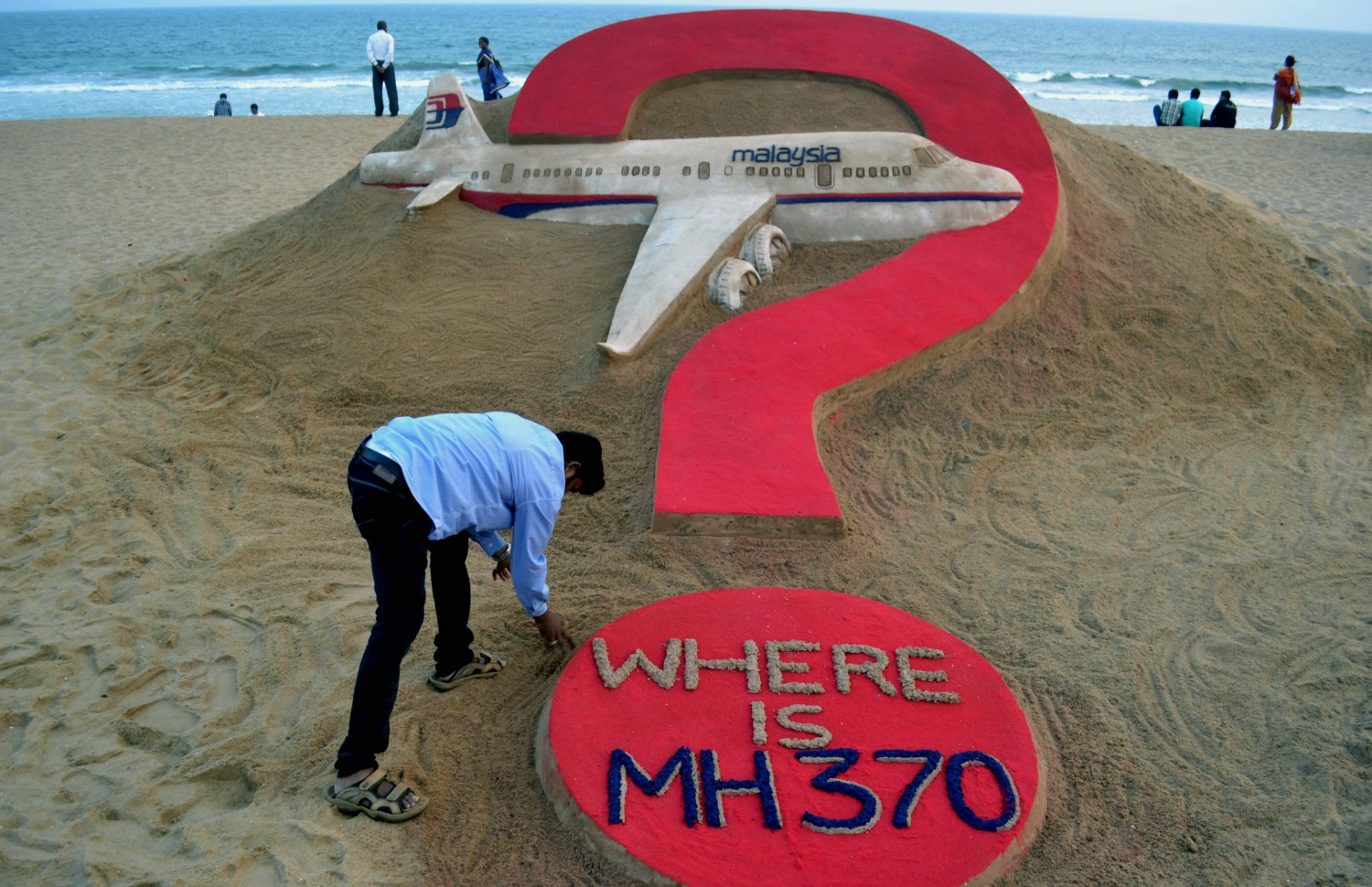 އިންޑިއާގެ އޮޑިޝާގެ ޕޫރީގެ ބީޗްގައި އިންޑިއާގެ އާޓިސްޓަކު މެލޭޝިއާ އެލާއިންސްގެ މަންޒަރެއް ހަދާފައި. --ފޮޓޯ:އޭއެފްޕީ