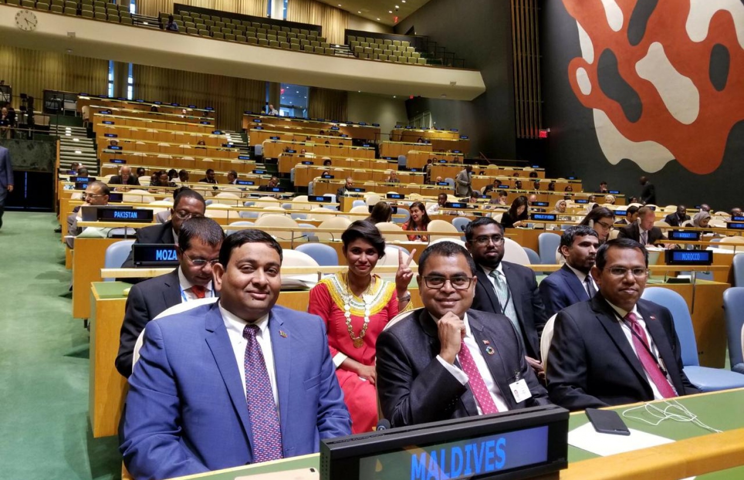 އދ. ގައި ބޭއްވި ޖަލްސާައެއްގައި ޑރ. ޝައިނީ އިސްވެ ރާއްޖެ ތަމްސީލް ކުރައްވަނީ.