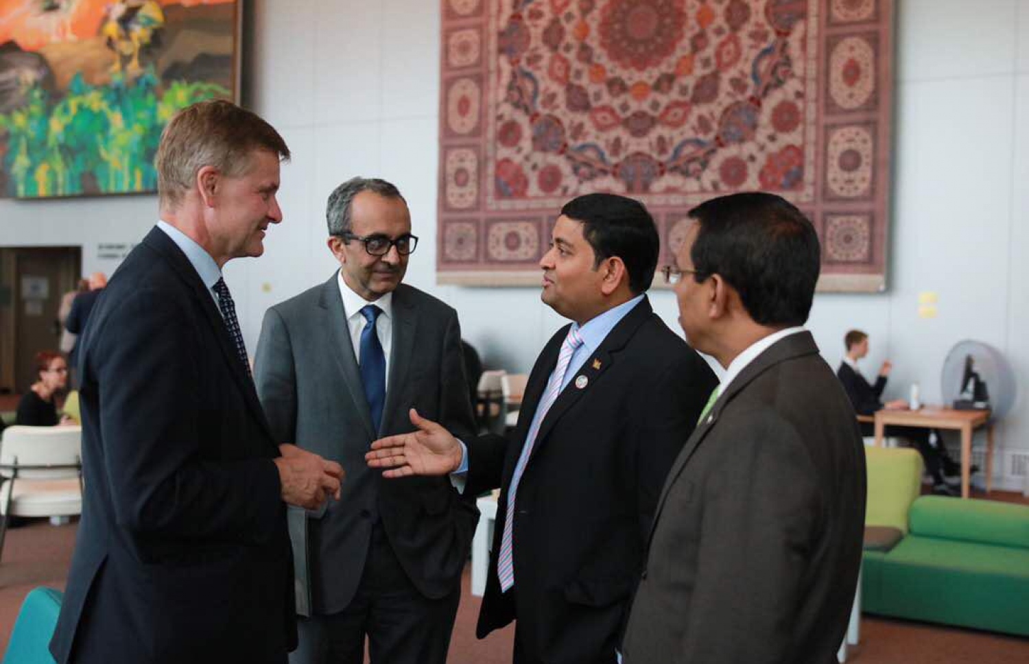 މިނިސްޓަރުކަން ކުރެއްވި ދުވަސްވަރު، ރާއްޖޭގެ ސިޔާސީ މަސްރަހާ ގުޅޭ ގޮތުން ޑރ. ޝައިނީ ބޭރުގެ ބައެއް ބޭފުޅުންނާ މަޝްވަރާ ކުރައްވަނީ.