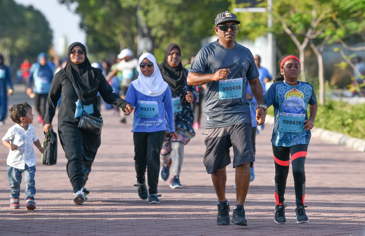 މާލެ- 9 މާޗް 2019 : ފުރަތަމަ ފަހަރަށް ބޭއްވި މޯލްޑިވްސް އިންޓަނޭޝަނަލް މެރެތަން، 800 އެއްހާ ކުދިން ބައިވެރިވި ހާއްސަ އިވެންޓަކާ އެކު އިއްޔެ ހަވީރު ކާމިޔާބުކަމާ އެކު ނިންމާލުން: މި މެރެތަންގައި ފުލް މެރެތަން، ހާފް މެރެތަން، 10 ކިލޯމީޓަރު ދުވުން އަދި ފަސް ކިލޯމީޓަރު ދުވުން ވަނީ ބާއްވާފައި--. ފޮޓޯ: ނިޝާން އަލީ/ މިހާރު