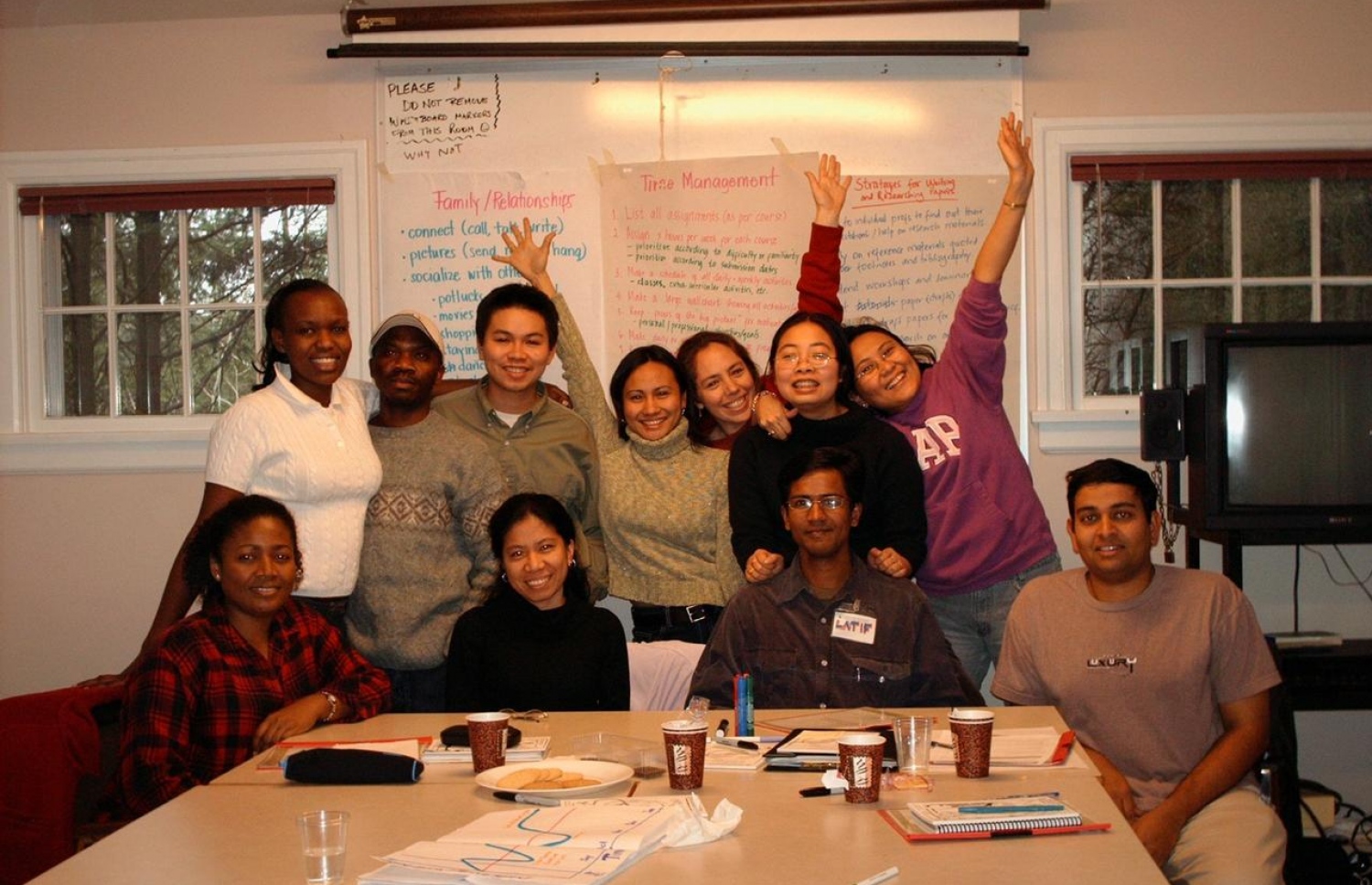 ޑރ. ޝައިނީ ކިޔަވާ ވިދާޅުވި ދުވަސްވަރު ބައެއް ރަހުމަތްތެރިންނާ އެކު (ކ) ފޮޓޯއެއް ނަންގަވަނީ.