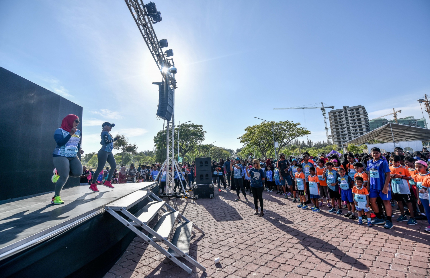 މާލެ- 9 މާޗް 2019 : ފުރަތަމަ ފަހަރަށް ބޭއްވި މޯލްޑިވްސް އިންޓަނޭޝަނަލް މެރެތަން، 800 އެއްހާ ކުދިން ބައިވެރިވި ހާއްސަ އިވެންޓަކާ އެކު އިއްޔެ ހަވީރު ކާމިޔާބުކަމާ އެކު ނިންމާލުން: މި މެރެތަންގައި ފުލް މެރެތަން، ހާފް މެރެތަން، 10 ކިލޯމީޓަރު ދުވުން އަދި ފަސް ކިލޯމީޓަރު ދުވުން ވަނީ ބާއްވާފައި--. ފޮޓޯ: ނިޝާން އަލީ/ މިހާރު