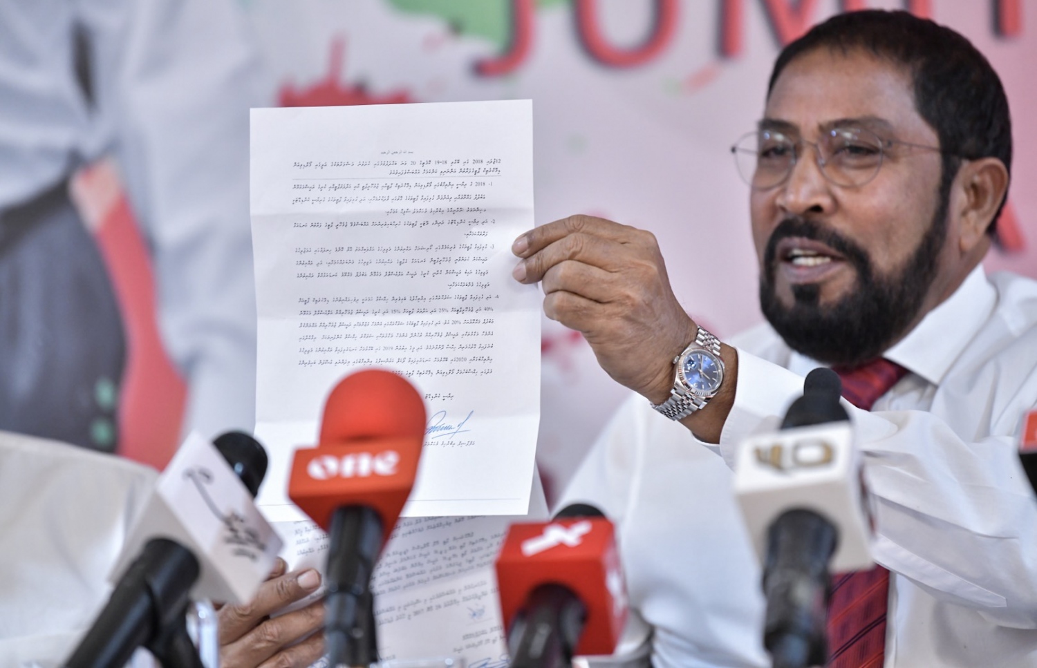 ޖުމްހޫރީ ޕާޓީގެ ލީޑަރު ގާސިމް އިބްރާހިމް ނޫސްވެރިންގެ ބައްދަލުވުމެއްގައި ކަރުދާހެއް ދައްކަވަނީ. އެމަނިކުފާނު ބަހުގެ ހަމަލަތައް އަމާޒު ކުރެއްވީ ސަރުކާރު ސްލޮޓްތަކުގައި ތިއްބެވި ޖޭޕީގެ ބޭފުޅުންނަށް.--- ފޮޓޯ: ނިޝާން އަލީ/ މިހާރު