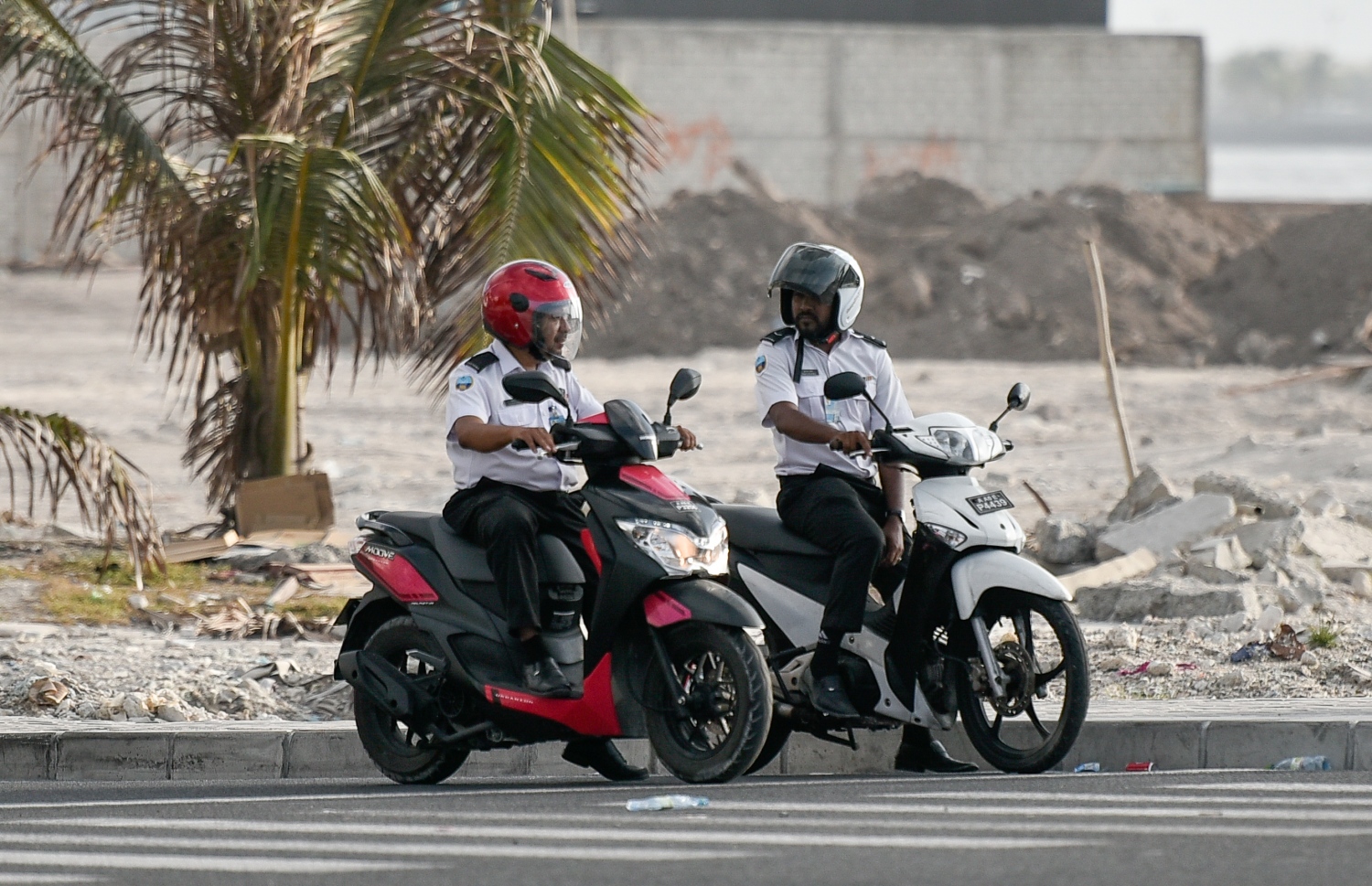 މާލެ: މާޗް 10، 2019- ބްރިޖާއި ހައިވޭން ދަތުރު ކުރާއިރު ހެލްމެޓް އެޅުން މަޖުބޫރު ކުރުމުން މިއަދު ހެނދުނު ހެލްމެޓް އަޅައިގެން ބަޔަކު ސައިކަލްގައި ދަނީ.---ފޮޓޯ: އަހުމަދު ނިޝާތު/މިހާރު