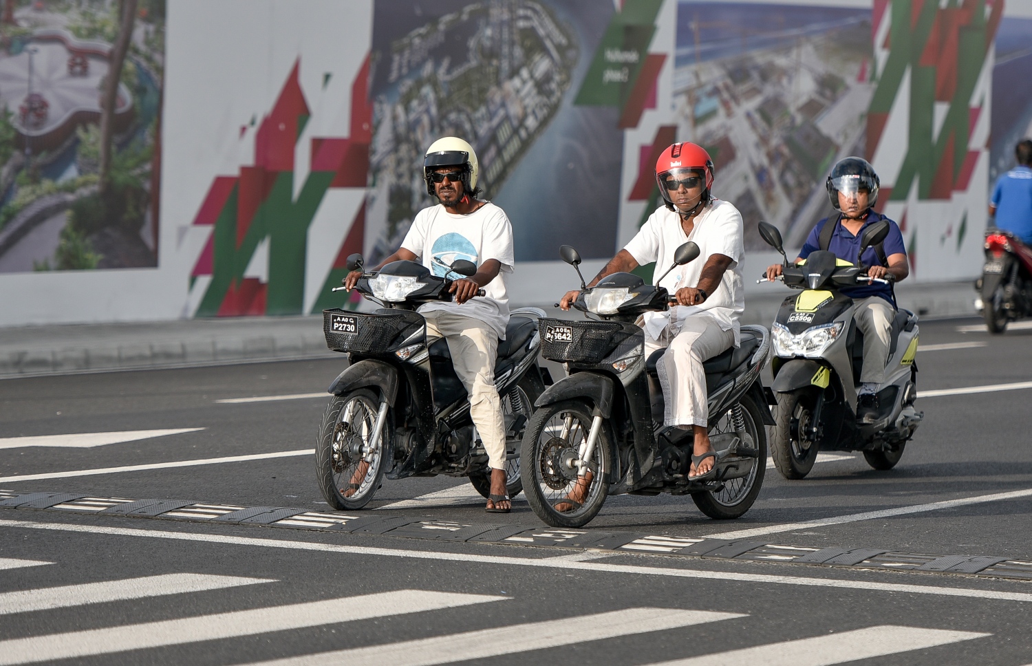 މާލެ: މާޗް 10، 2019- ބްރިޖާއި ހައިވޭން ދަތުރު ކުރާއިރު ހެލްމެޓް އެޅުން މަޖުބޫރު ކުރުމުން މިއަދު ހެނދުނު ހެލްމެޓް އަޅައިގެން ބަޔަކު ސައިކަލްގައި ދަނީ.---ފޮޓޯ: އަހުމަދު ނިޝާތު/މިހާރު