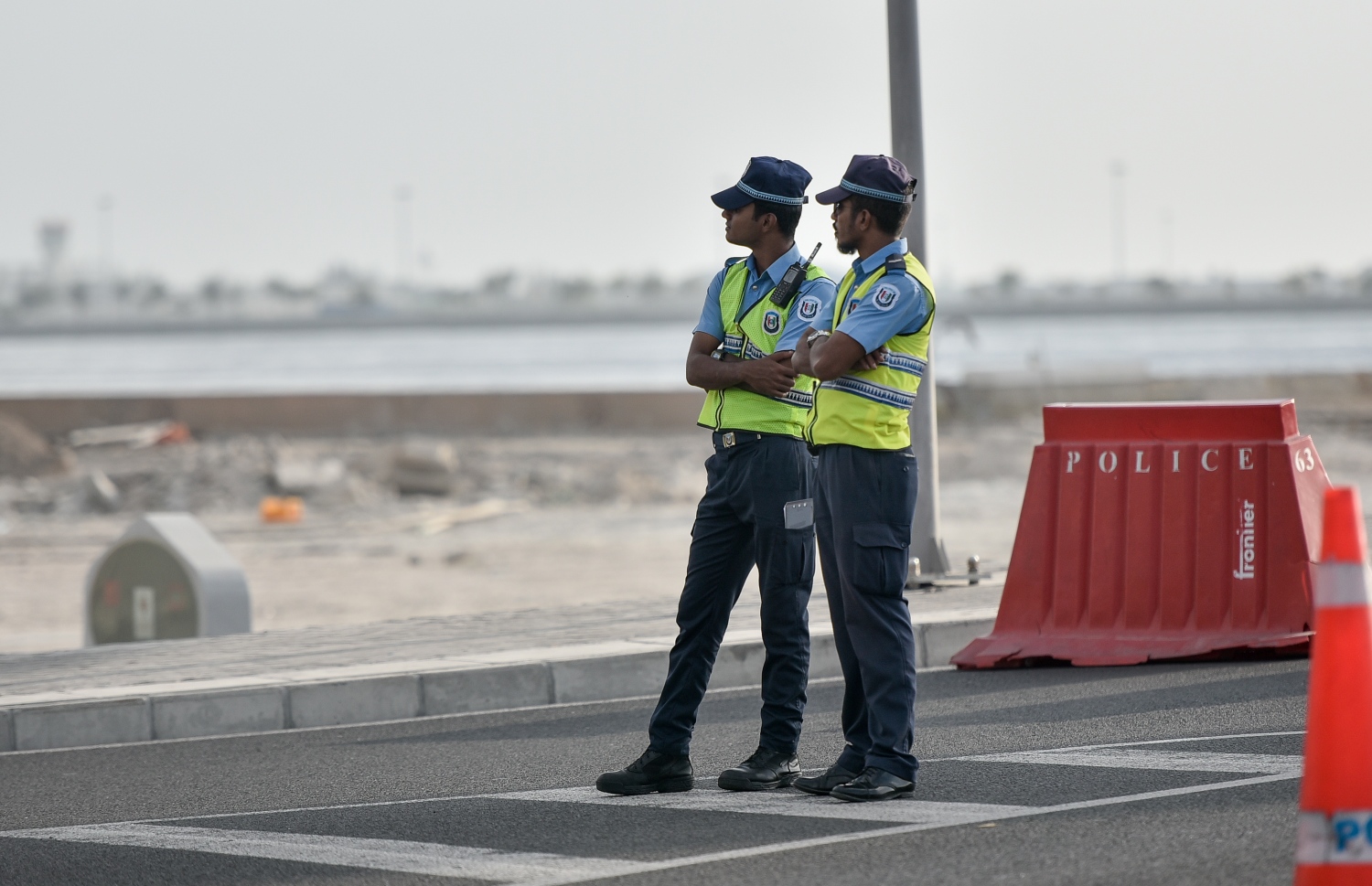 މާލެ: މާޗް 10، 2019- ސިނަމާލެ ބްރިޖާއި ހައިވޭން ދަތުރު ކުރާއިރު ހެލްމެޓް އަޅައިގެން ތިބިތޯ ޔަގީން ކުރުމަށްޓަކައި ދެ ޓްރެފިކް ފުލުހަކު ބުރިޖް މަތީގައި މަޑު ކޮށްލައިގެން.---ފޮޓޯ: އަހުމަދު ނިޝާތު/މިހާރު