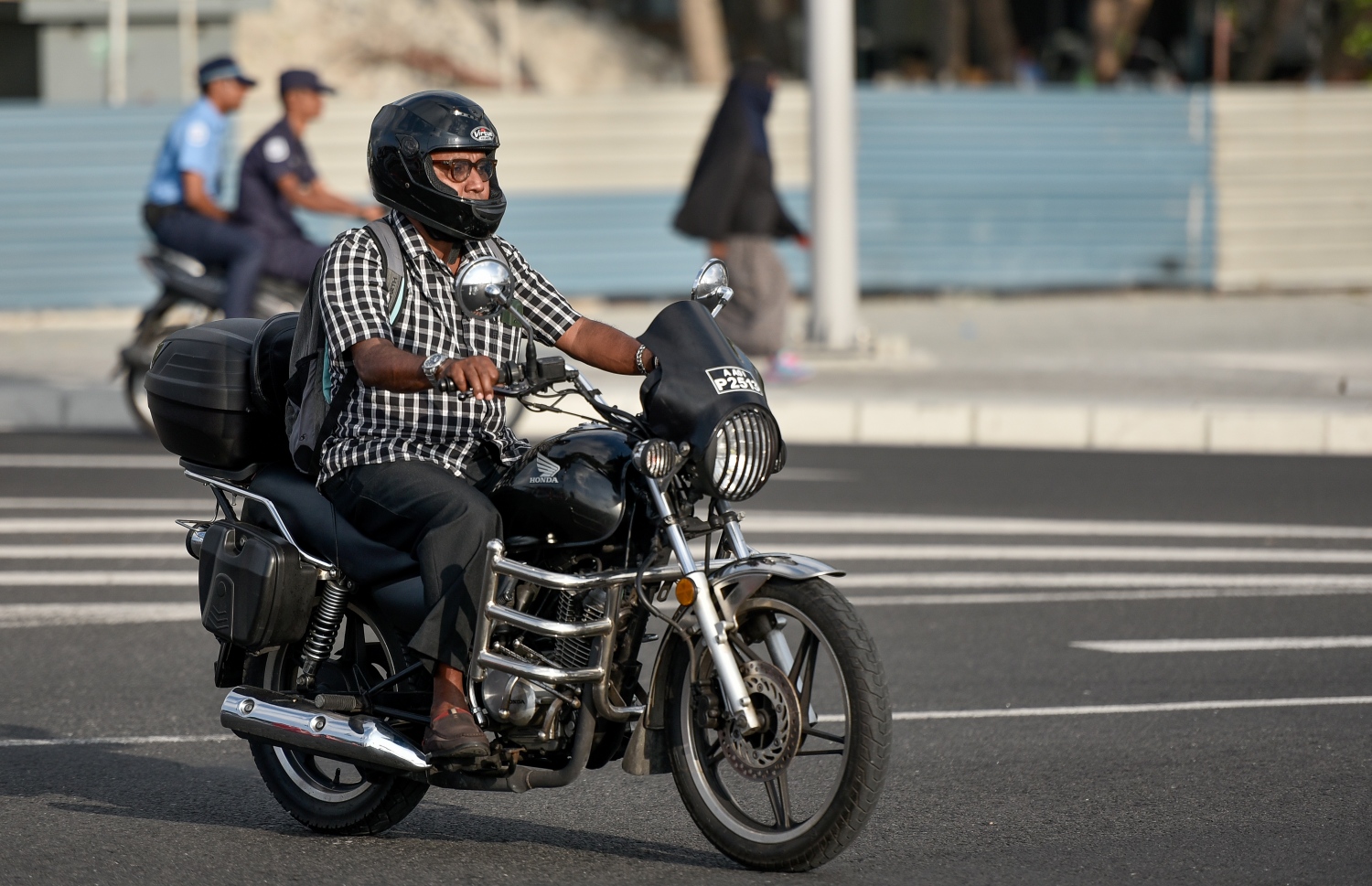 މާލެ: މާޗް 10، 2019- ބްރިޖާއި ހައިވޭން ދަތުރު ކުރާއިރު ހެލްމެޓް އެޅުން މަޖުބޫރު ކުރުމުން މިއަދު ހެނދުނު ހެލްމެޓް އަޅައިގެން މީހަކު ސައިކަލްގައި ދަނީ.---ފޮޓޯ: އަހުމަދު ނިޝާތު/މިހާރު