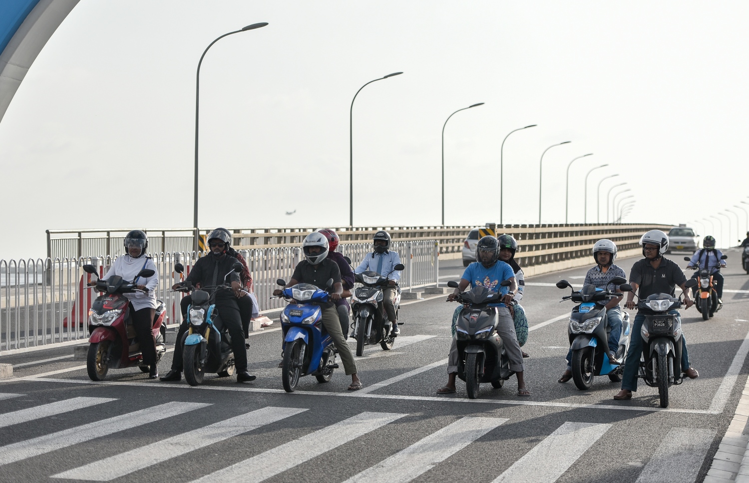 މާލެ: މާޗް 10، 2019- ބްރިޖާއި ހައިވޭން ދަތުރު ކުރާއިރު ހެލްމެޓް އެޅުން މަޖުބޫރު ކުރުމުން މިއަދު ހެނދުނު ހެލްމެޓް އަޅައިގެން ބަޔަކު ސައިކަލްގައި ދަނީ.---ފޮޓޯ: އަހުމަދު ނިޝާތު/މިހާރު