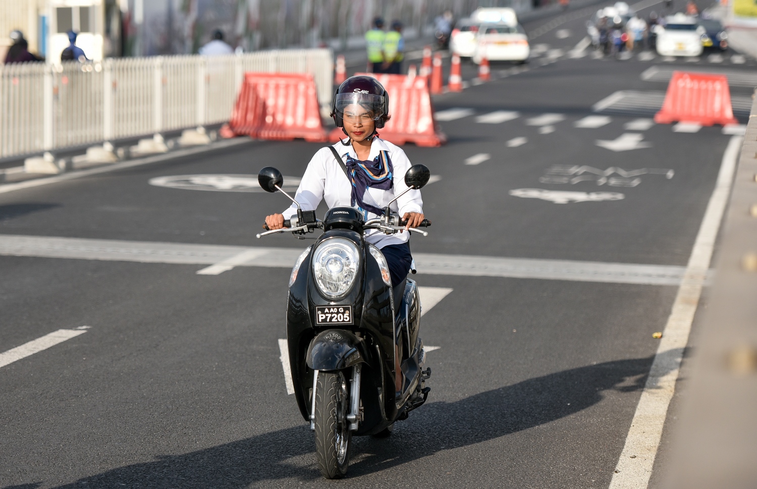 މާލެ: މާޗް 10، 2019- ބްރިޖާއި ހައިވޭން ދަތުރު ކުރާއިރު ހެލްމެޓް އެޅުން މަޖުބޫރު ކުރުމުން މިއަދު ހެނދުނު ހެލްމެޓް އަޅައިގެން މީހަކު ސައިކަލްގައި ދަނީ.---ފޮޓޯ: އަހުމަދު ނިޝާތު/މިހާރު