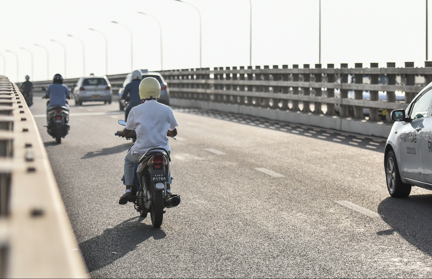 މާލެ: މާޗް 10، 2019- ބްރިޖާއި ހައިވޭން ދަތުރު ކުރާއިރު ހެލްމެޓް އެޅުން މަޖުބޫރު ކުރުމުން މިއަދު ހެނދުނު ހެލްމެޓް އަޅައިގެން ބަޔަކު ސައިކަލްގައި ދަނީ.---ފޮޓޯ: އަހުމަދު ނިޝާތު/މިހާރު