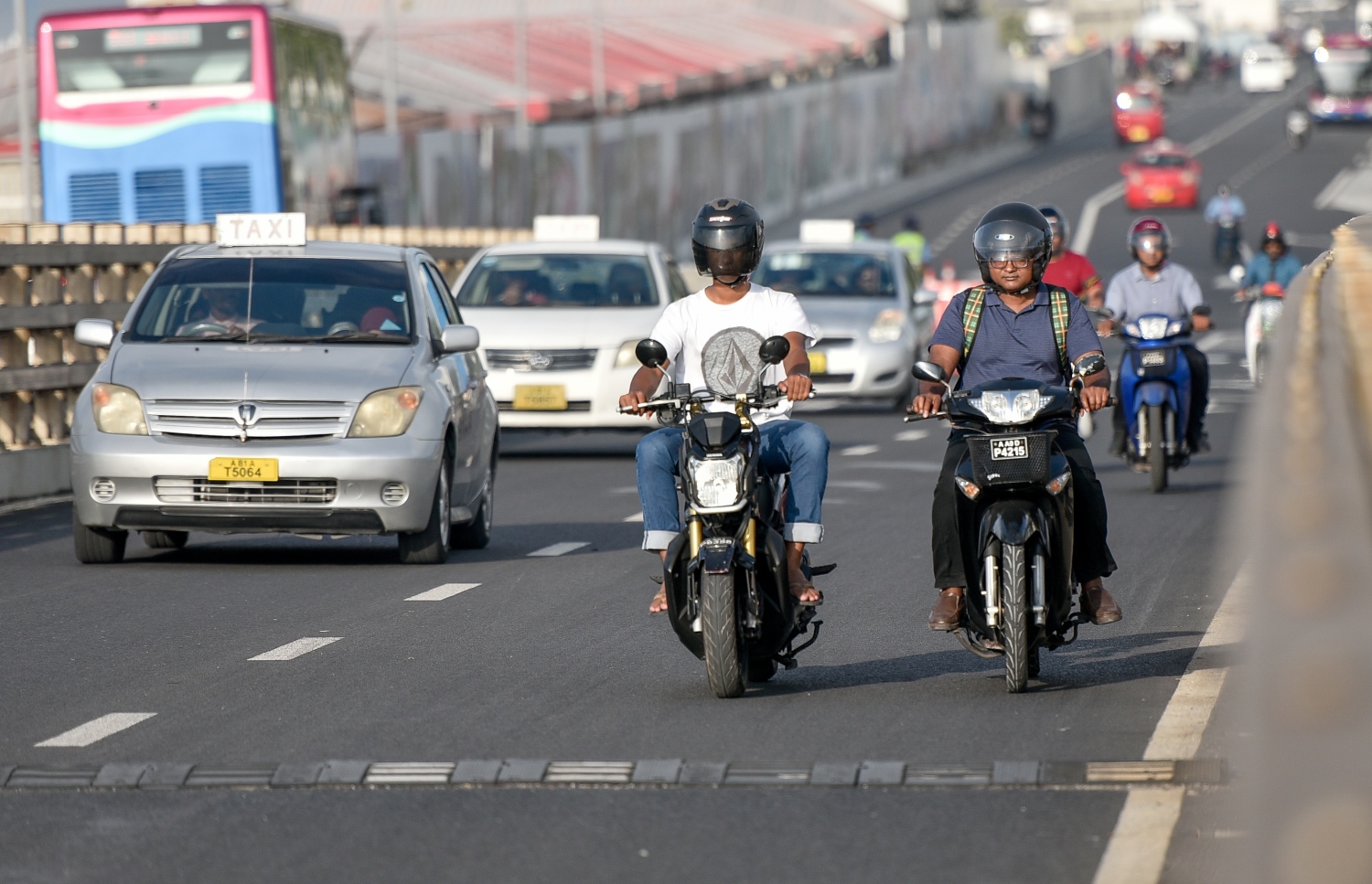 މާލެ: މާޗް 10، 2019- ބްރިޖާއި ހައިވޭން ދަތުރު ކުރާއިރު ހެލްމެޓް އެޅުން މަޖުބޫރު ކުރުމުން މިއަދު ހެނދުނު ހެލްމެޓް އަޅައިގެން ބަޔަކު ސައިކަލްގައި ދަނީ.---ފޮޓޯ: އަހުމަދު ނިޝާތު/މިހާރު