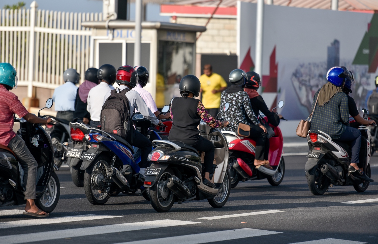 މާލެ: މާޗް 10، 2019- ބްރިޖާއި ހައިވޭން ދަތުރު ކުރާއިރު ހެލްމެޓް އެޅުން މަޖުބޫރު ކުރުމުން މިއަދު ހެނދުނު ހެލްމެޓް އަޅައިގެން ބައެށް މީހުން ދަތުރުކުރަނީ.---ފޮޓޯ: އަހުމަދު ނިޝާތު/މިހާރު