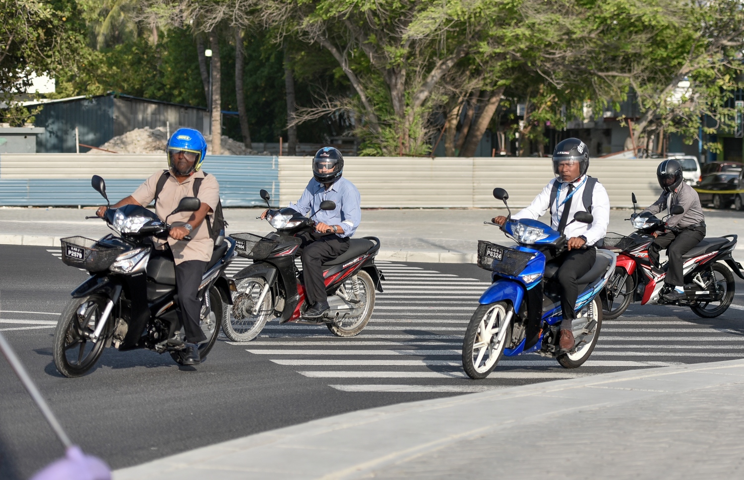 މާލެ: މާޗް 10، 2019- ބްރިޖާއި ހައިވޭން ދަތުރު ކުރާއިރު ހެލްމެޓް އެޅުން މަޖުބޫރު ކުރުމުން މިއަދު ހެނދުނު ހެލްމެޓް އަޅައިގެން ބަޔަކު ސައިކަލްގައި ދަނީ.---ފޮޓޯ: އަހުމަދު ނިޝާތު/މިހާރު