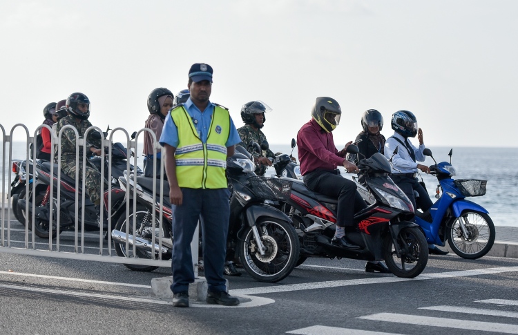 Sinamale bridge kaireegai hingi accident eh gai 16 aharuge kujjaku niyaavejje
