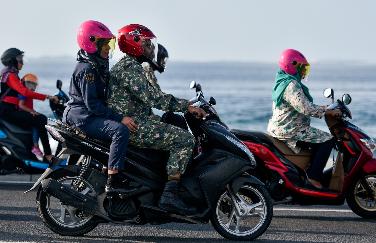 މާލެ: މާޗް 10، 2019- ބްރިޖާއި ހައިވޭން ދަތުރު ކުރާއިރު ހެލްމެޓް އެޅުން މަޖުބޫރު ކުރުމުން މިއަދު ހެނދުނު ހެލްމެޓް އަޅައިގެން ބަޔަކު ސައިކަލްގައި ދަނީ.---ފޮޓޯ: އަހުމަދު ނިޝާތު/މިހާރު