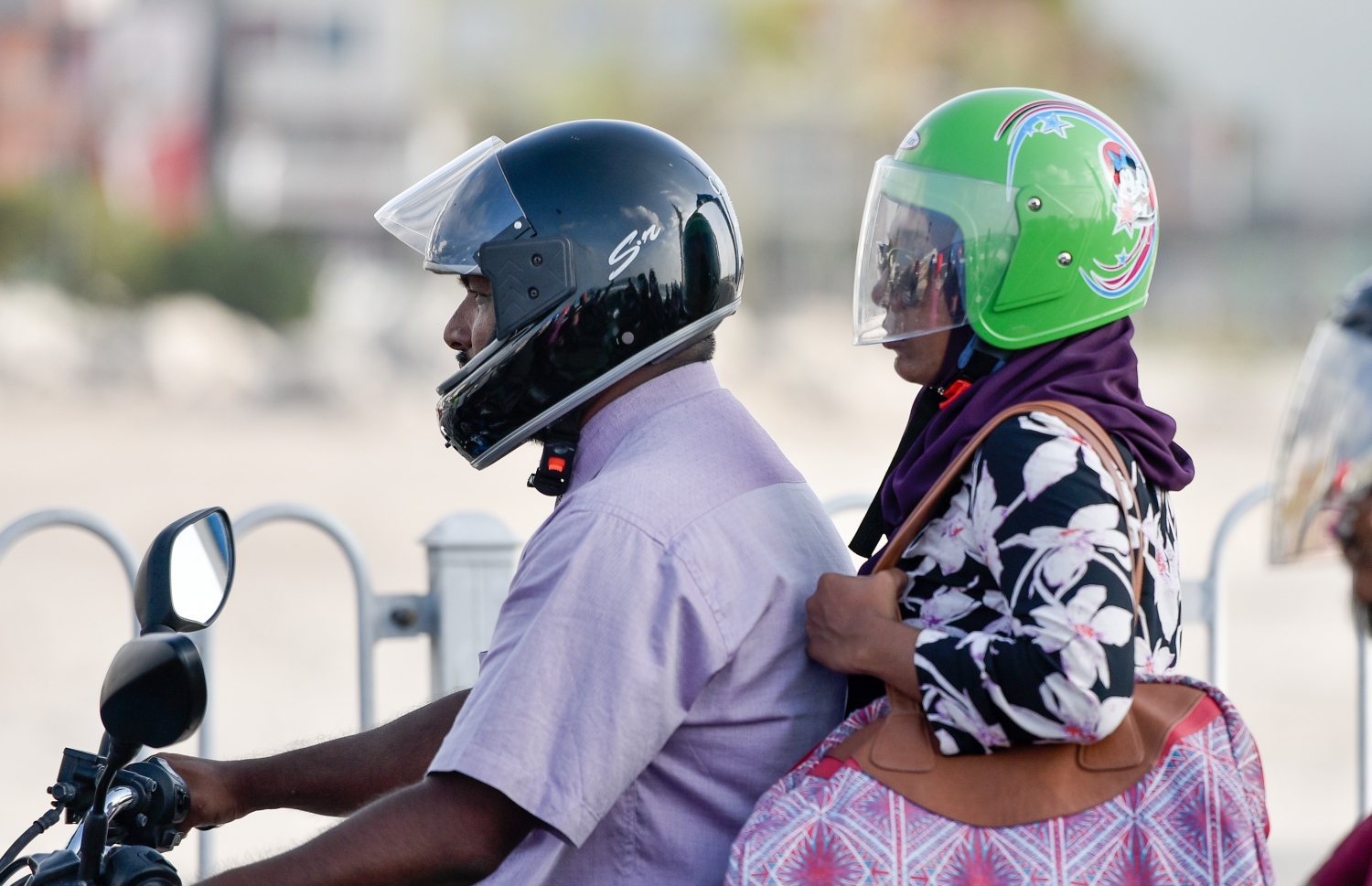 މާލެ: މާޗް 10، 2019- ބްރިޖާއި ހައިވޭން ދަތުރު ކުރާއިރު ހެލްމެޓް އެޅުން މަޖުބޫރު ކުރުމުން މިއަދު ހެނދުނު ހެލްމެޓް އަޅައިގެން ބަޔަކު ސައިކަލްގައި ދަނީ.---ފޮޓޯ: އަހުމަދު ނިޝާތު/މިހާރު