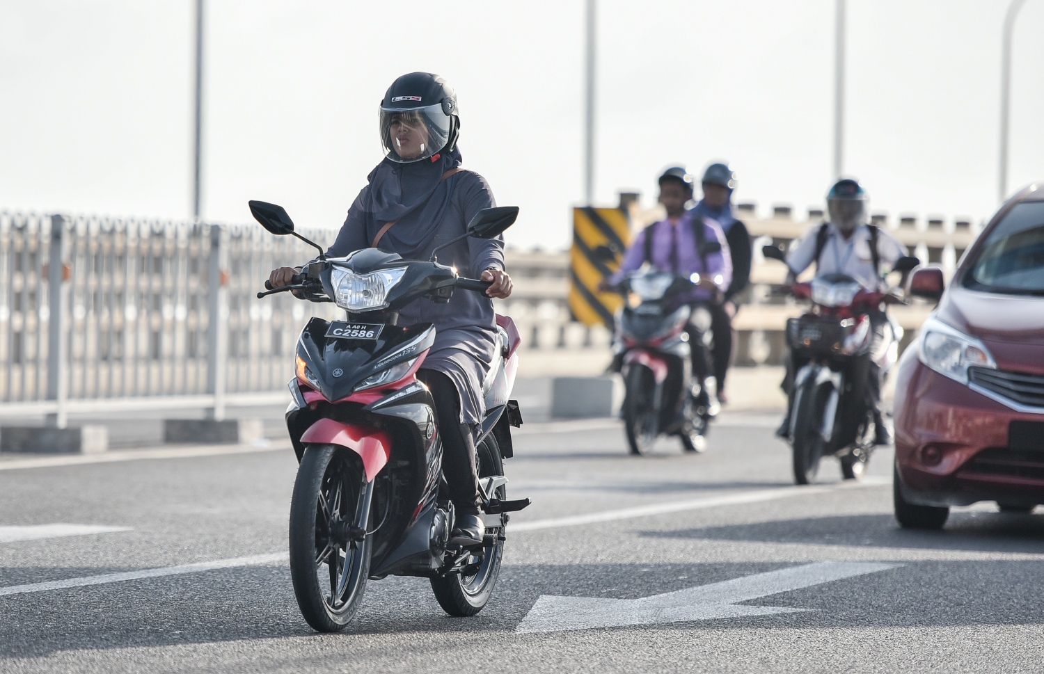 މާލެ: މާޗް 10، 2019- ބްރިޖާއި ހައިވޭން ދަތުރު ކުރާއިރު ހެލްމެޓް އެޅުން މަޖުބޫރު ކުރުމުން މިއަދު ހެނދުނު ހެލްމެޓް އަޅައިގެން ބަޔަކު ސައިކަލްގައި ދަނީ.---ފޮޓޯ: އަހުމަދު ނިޝާތު/މިހާރު