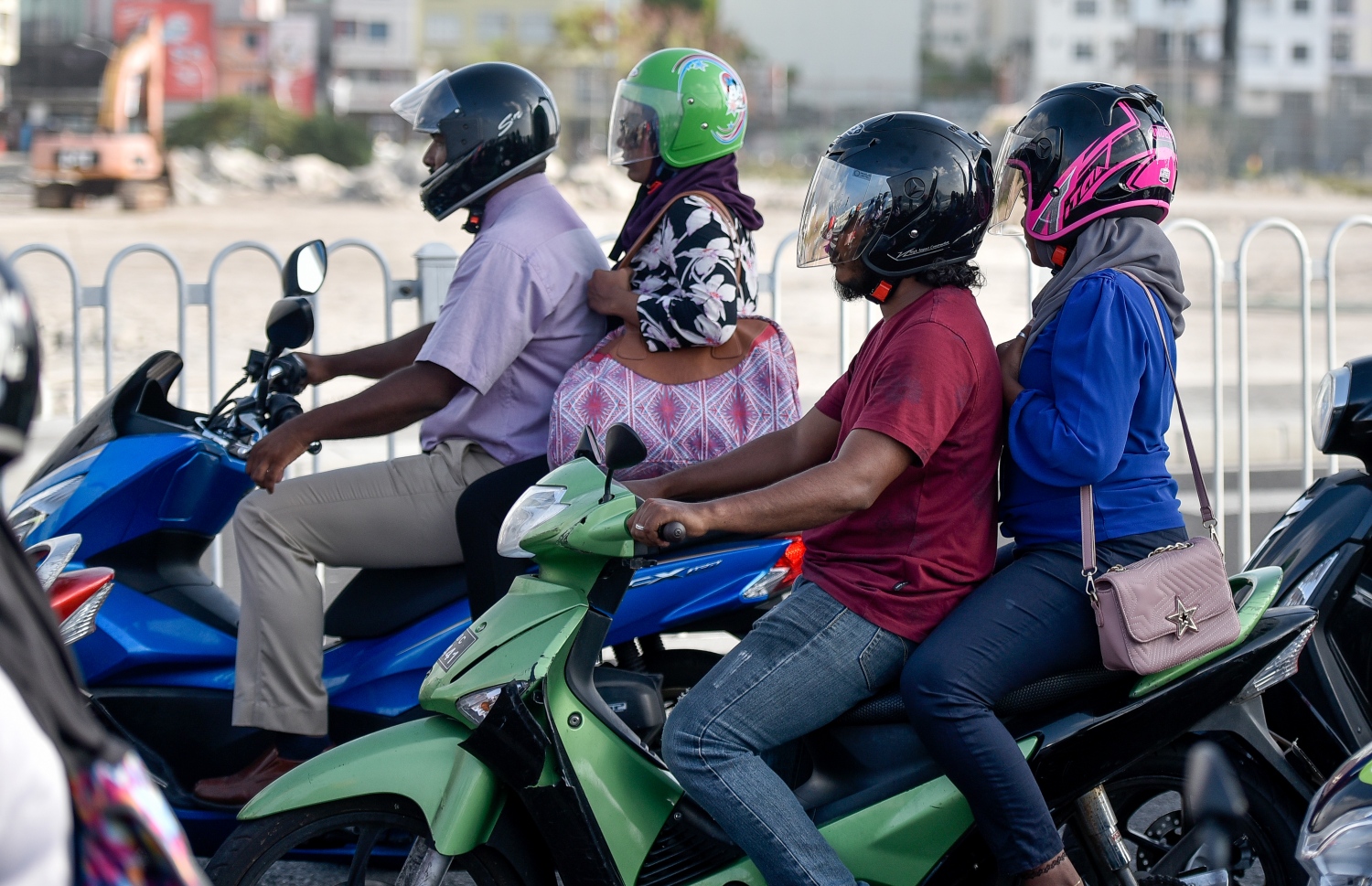 މާލެ: މާޗް 10، 2019- ބްރިޖާއި ހައިވޭން ދަތުރު ކުރާއިރު ހެލްމެޓް އެޅުން މަޖުބޫރު ކުރުމުން މިއަދު ހެނދުނު ހެލްމެޓް އަޅައިގެން ބަޔަކު ސައިކަލްގައި ދަނީ.---ފޮޓޯ: އަހުމަދު ނިޝާތު/މިހާރު