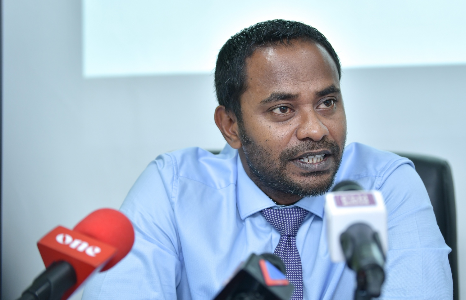 ވެމްކޯ އިން މިއަދު ބޭއްވި ޕްރެސް ބްރީފިންގައި އެ ކުންފުނީގެ އެމްޑީ އާދަމް ވާހަކަ ދައްކަވަނީ.---ފޮޓޯ: ނިޝާން އަލީ/މިހާރު