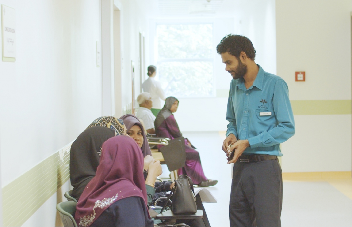 ވެލްނެސް ކޭމްޕްގައި ޑޮކްޓަރަށް ދެއްކުމަށްޓަކައި ޓްރީ ޓޮޕް ހޮސްޕިޓަލުގައި ކިއުގައި ޖެހިގެން. އާންމުންގެ ބޮޑު ތަރުހީބެއް މި ކޭމްޕަށް ލިބުނު--ފޮޓޯ:ޓްރީ ޓޮޕް