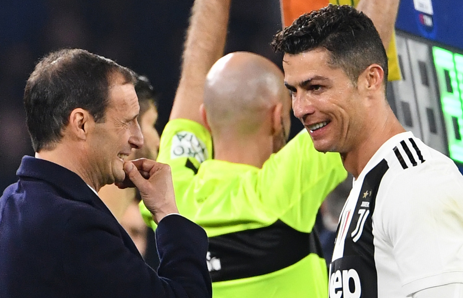 އަލެގްރީ (ވ) އާއި ރޮނާލްޑޯ މެޗެއްގެ ތެރެއިން ވާހަކަ ދައްކަނީ.-- ފޮޓޯ: އޭއެފްޕީ