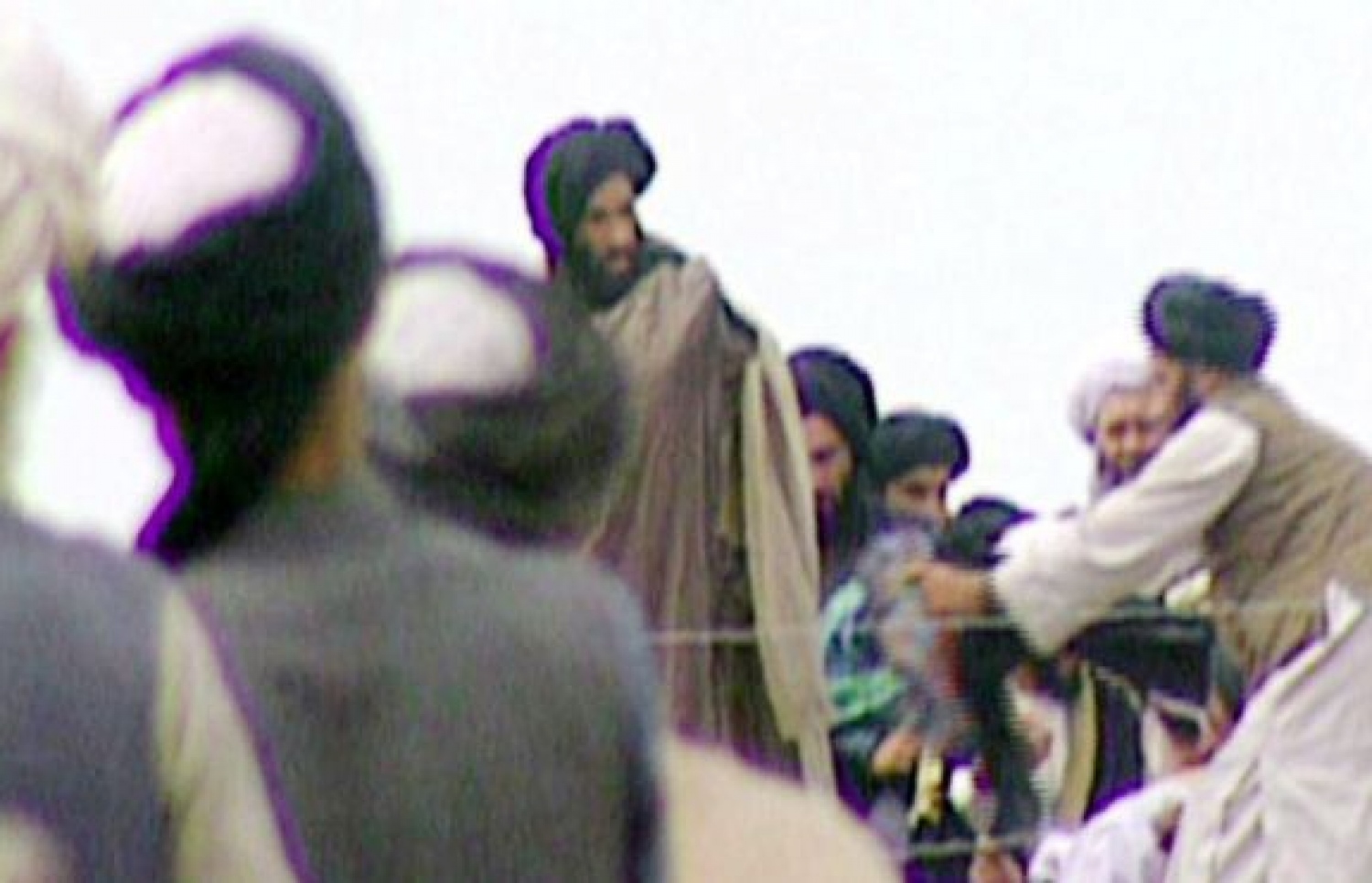 ބީބީސީގެ ރިޕޯޓަރަކު 1996 ވަނަ އަހަރު ސިއްރުން ނަގާފައިވާ ވީޑިއޯއެއްގައި މުއްލާ އުމަރު. --ފޮޓޯ:ބީބީސީ