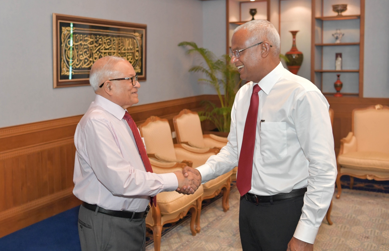 ރައީސް އިބްރާހިމް މުހައްމަދު ސޯލިހު (ކ)، ކުރީގެ ރައީސް މައުމޫންއާ ބައްދަލު ކުރައްވަނީ. -- ފޮޓޯ: ރައީސް އޮފީސް