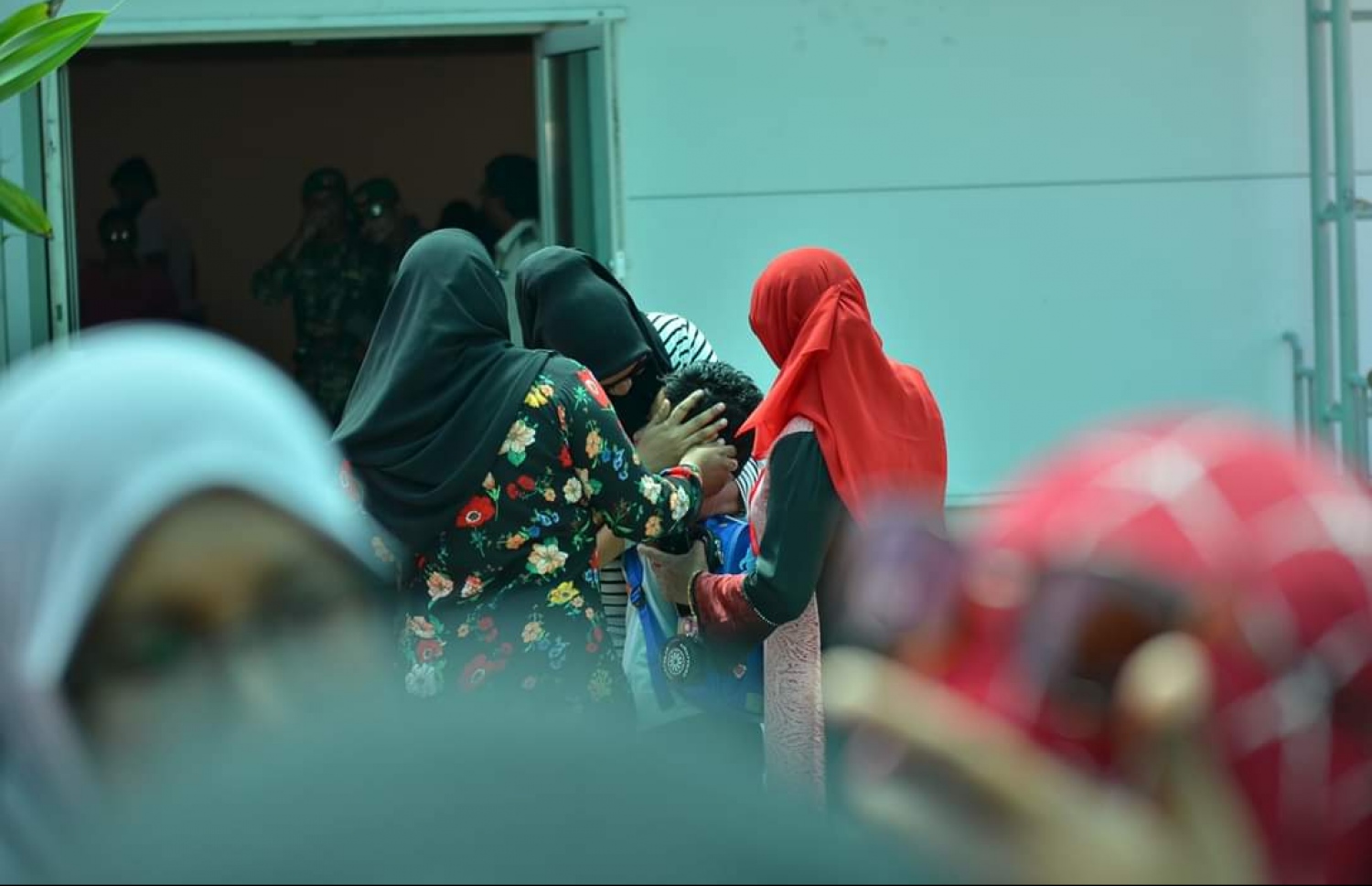 މާޗް 12، 2019: ގަމަށް ދިޔަ މޯލްޑިވިއަންގެ މަތިންދާބޯޓެއްގެ ލޭންޑިން ގިއަރު ތިރި ނުކުރެވި އިމަޖެންސީ ހާލަތުގައި ޖެއްސުމަށް ފަހު ފަސިންޖަރުން ޓާމިނަލުން ނިކުމެގެން އަންނައިރު، އާއިލާ އާއި އެކުވެރިން މަރުހަބާ ކިޔަނީ. -- ފޮޓޯ: ޒޫމްސް ފޮޓޯގްރަފީ