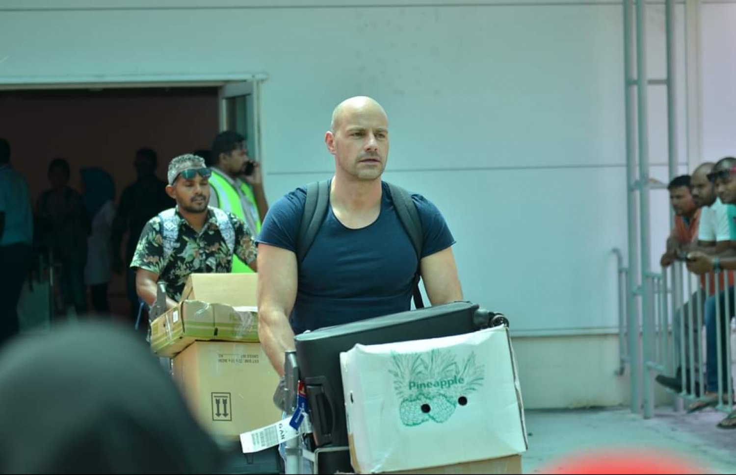 މާޗް 12، 2019: ގަމަށް ދިޔަ މޯލްޑިވިއަންގެ މަތިންދާބޯޓެއްގެ ލޭންޑިން ގިއަރު ތިރި ނުކުރެވި އިމަޖެންސީ ހާލަތުގައި ޖެއްސުމަށް ފަހު ފަސިންޖަރުން ޓާމިނަލުން ނިކުމެގެން އަންނަނީ. -- ފޮޓޯ: ޒޫމްސް ފޮޓޯގްރަފީ