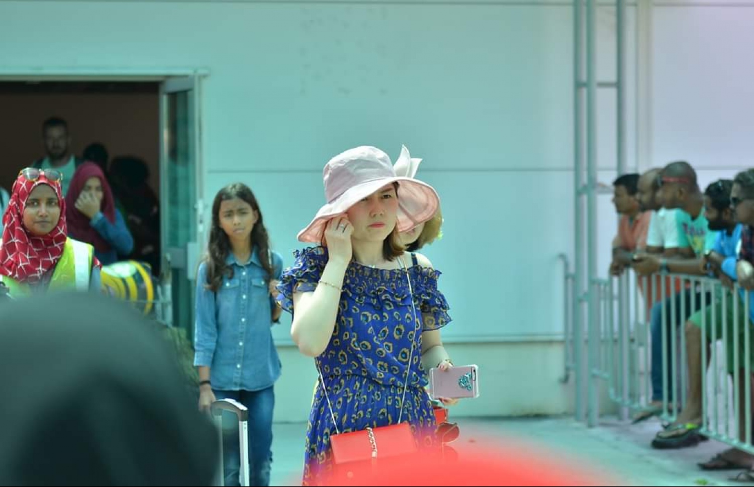 މާޗް 12، 2019: ގަމަށް ދިޔަ މޯލްޑިވިއަންގެ މަތިންދާބޯޓެއްގެ ލޭންޑިން ގިއަރު ތިރި ނުކުރެވި އިމަޖެންސީ ހާލަތުގައި ޖެއްސުމަށް ފަހު ފަސިންޖަރުން ޓާމިނަލުން ނިކުމެގެން އަންނަނީ. -- ފޮޓޯ: ޒޫމްސް ފޮޓޯގްރަފީ