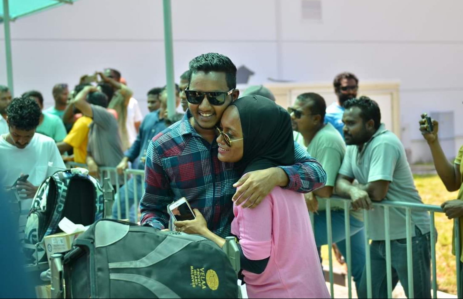 މާޗް 12، 2019: ގަމަށް ދިޔަ މޯލްޑިވިއަންގެ މަތިންދާބޯޓެއްގެ ލޭންޑިން ގިއަރު ތިރި ނުކުރެވި އިމަޖެންސީ ހާލަތުގައި ޖެއްސުމަށް ފަހު ފަސިންޖަރުން ޓާމިނަލުން ނިކުމެގެން އަންނައިރު، އާއިލާ އާއި އެކުވެރިން މަރުހަބާ ކިޔަނީ. -- ފޮޓޯ: ޒޫމްސް ފޮޓޯގްރަފީ