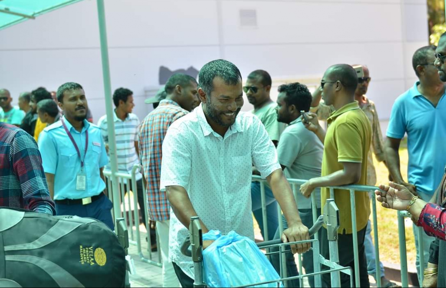 މާޗް 12، 2019: ގަމަށް ދިޔަ މޯލްޑިވިއަންގެ މަތިންދާބޯޓެއްގެ ލޭންޑިން ގިއަރު ތިރި ނުކުރެވި އިމަޖެންސީ ހާލަތުގައި ޖެއްސުމަށް ފަހު ފަސިންޖަރުން ޓާމިނަލުން ނިކުމެގެން އަންނައިރު، އާއިލާ އާއި އެކުވެރިން މަރުހަބާ ކިޔަނީ. -- ފޮޓޯ: ޒޫމްސް ފޮޓޯގްރަފީ