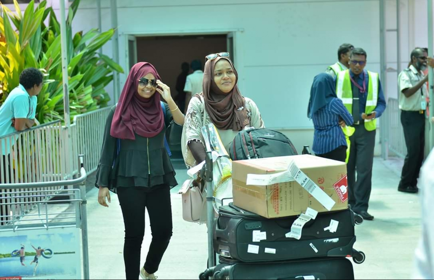 މާޗް 12، 2019: ގަމަށް ދިޔަ މޯލްޑިވިއަންގެ މަތިންދާބޯޓެއްގެ ލޭންޑިން ގިއަރު ތިރި ނުކުރެވި އިމަޖެންސީ ހާލަތުގައި ޖެއްސުމަށް ފަހު ފަސިންޖަރުން ޓާމިނަލުން ނިކުމެގެން އަންނައިރު، އާއިލާ އާއި އެކުވެރިން މަރުހަބާ ކިޔަނީ. -- ފޮޓޯ: ޒޫމްސް ފޮޓޯގްރަފީ