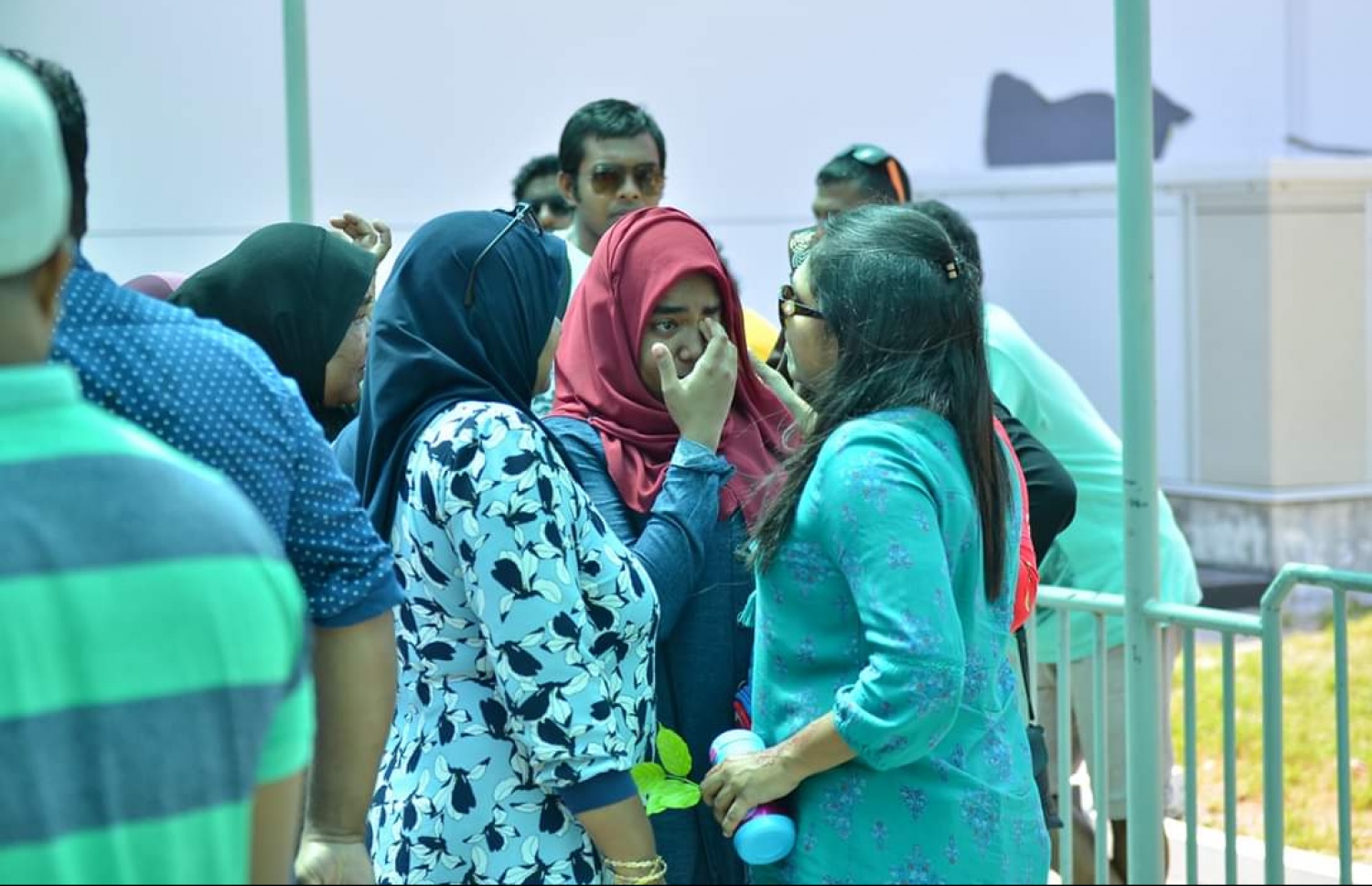 މާޗް 12، 2019: ގަމަށް ދިޔަ މޯލްޑިވިއަންގެ މަތިންދާބޯޓެއްގެ ލޭންޑިން ގިއަރު ތިރި ނުކުރެވި އިމަޖެންސީ ހާލަތުގައި ޖެއްސުމަށް ފަހު ފަސިންޖަރުން ޓާމިނަލުން ނިކުމެގެން އަންނައިރު، އާއިލާ އާއި އެކުވެރިން މަރުހަބާ ކިޔަނީ. -- ފޮޓޯ: ޒޫމްސް ފޮޓޯގްރަފީ