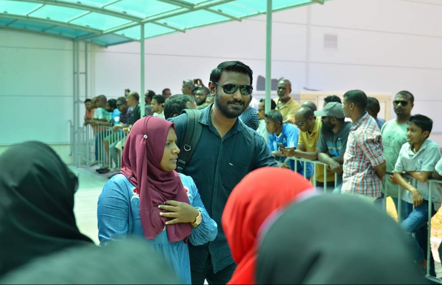 މާޗް 12، 2019: ގަމަށް ދިޔަ މޯލްޑިވިއަންގެ މަތިންދާބޯޓެއްގެ ލޭންޑިން ގިއަރު ތިރި ނުކުރެވި އިމަޖެންސީ ހާލަތުގައި ޖެއްސުމަށް ފަހު ފަސިންޖަރުން ޓާމިނަލުން ނިކުމެގެން އަންނައިރު، އާއިލާ އާއި އެކުވެރިން މަރުހަބާ ކިޔަނީ. -- ފޮޓޯ: ޒޫމްސް ފޮޓޯގްރަފީ