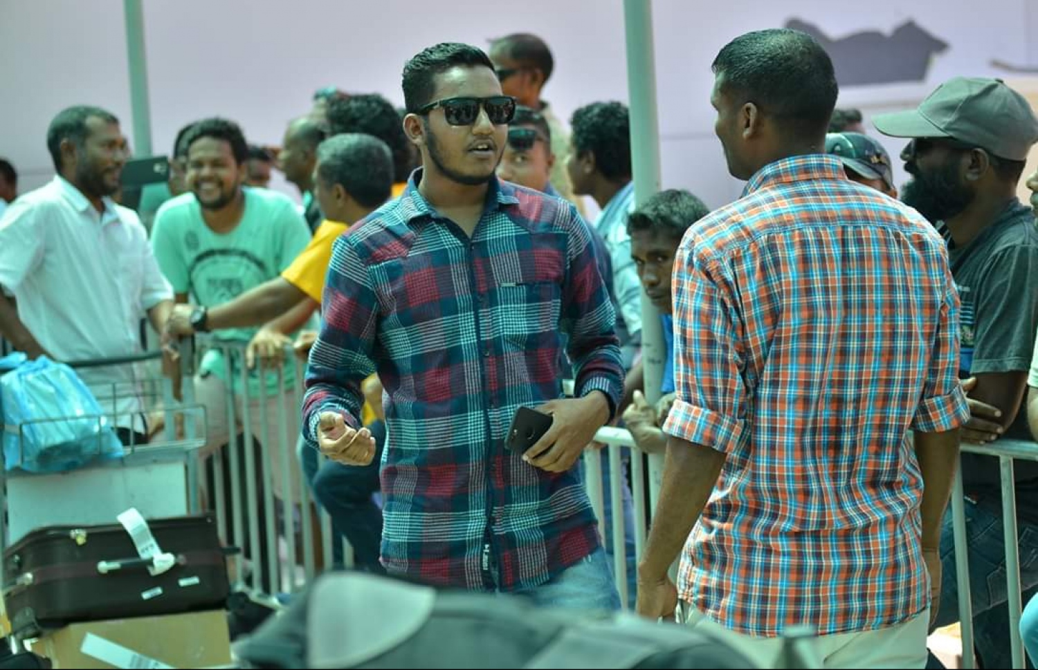 މާޗް 12، 2019: ގަމަށް ދިޔަ މޯލްޑިވިއަންގެ މަތިންދާބޯޓެއްގެ ލޭންޑިން ގިއަރު ތިރި ނުކުރެވި އިމަޖެންސީ ހާލަތުގައި ޖެއްސުމަށް ފަހު ފަސިންޖަރުން ޓާމިނަލުން ނިކުމެގެން އަންނައިރު، އާއިލާ އާއި އެކުވެރިން މަރުހަބާ ކިޔަނީ. -- ފޮޓޯ: ޒޫމްސް ފޮޓޯގްރަފީ